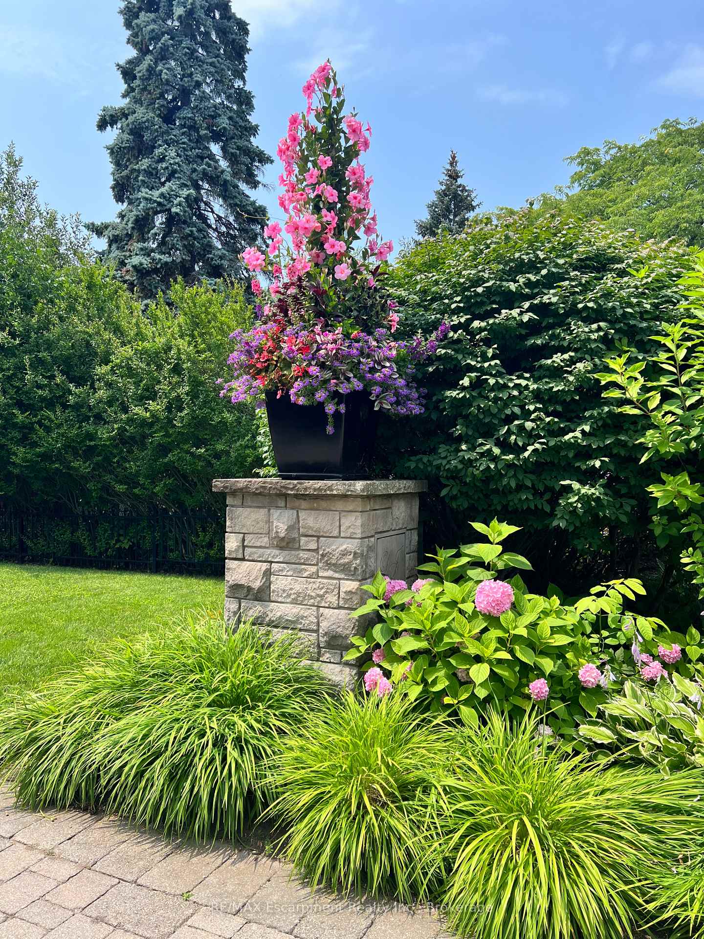 Photo 3 of 254 Donessle Drive, Oakville, Old Oakville — HOMEH