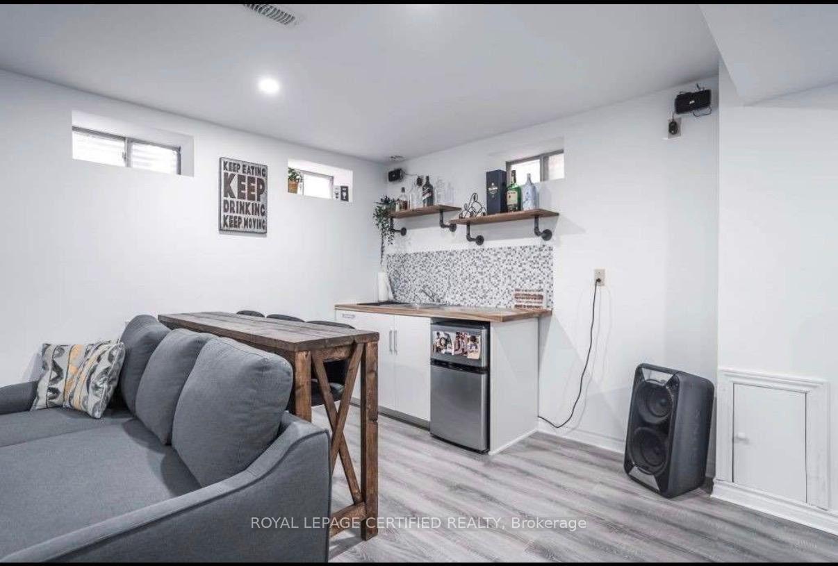 Photo 4 of 15 Cactus Crescent, Hamilton, Stoney Creek — HOMEH