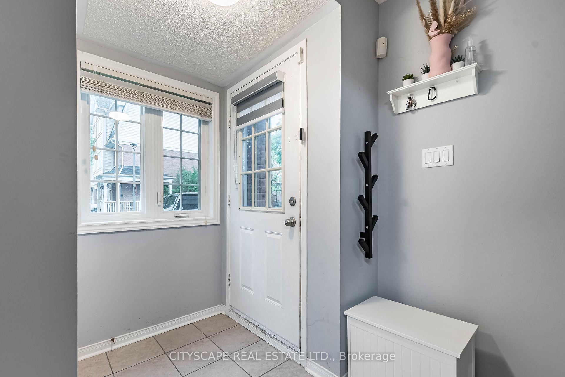 Photo 5 of Unit 39, 6830 Meadowvale Town Centre Circle, Mississauga, Meadowvale — HOMEH