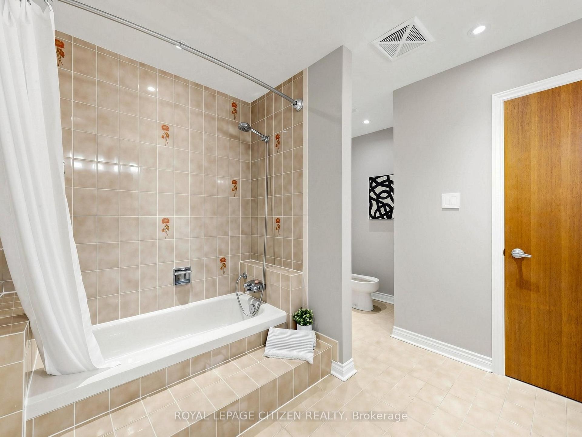 Photo 24 of 407 Forest Drive, Vaughan, West Woodbridge — HOMEH