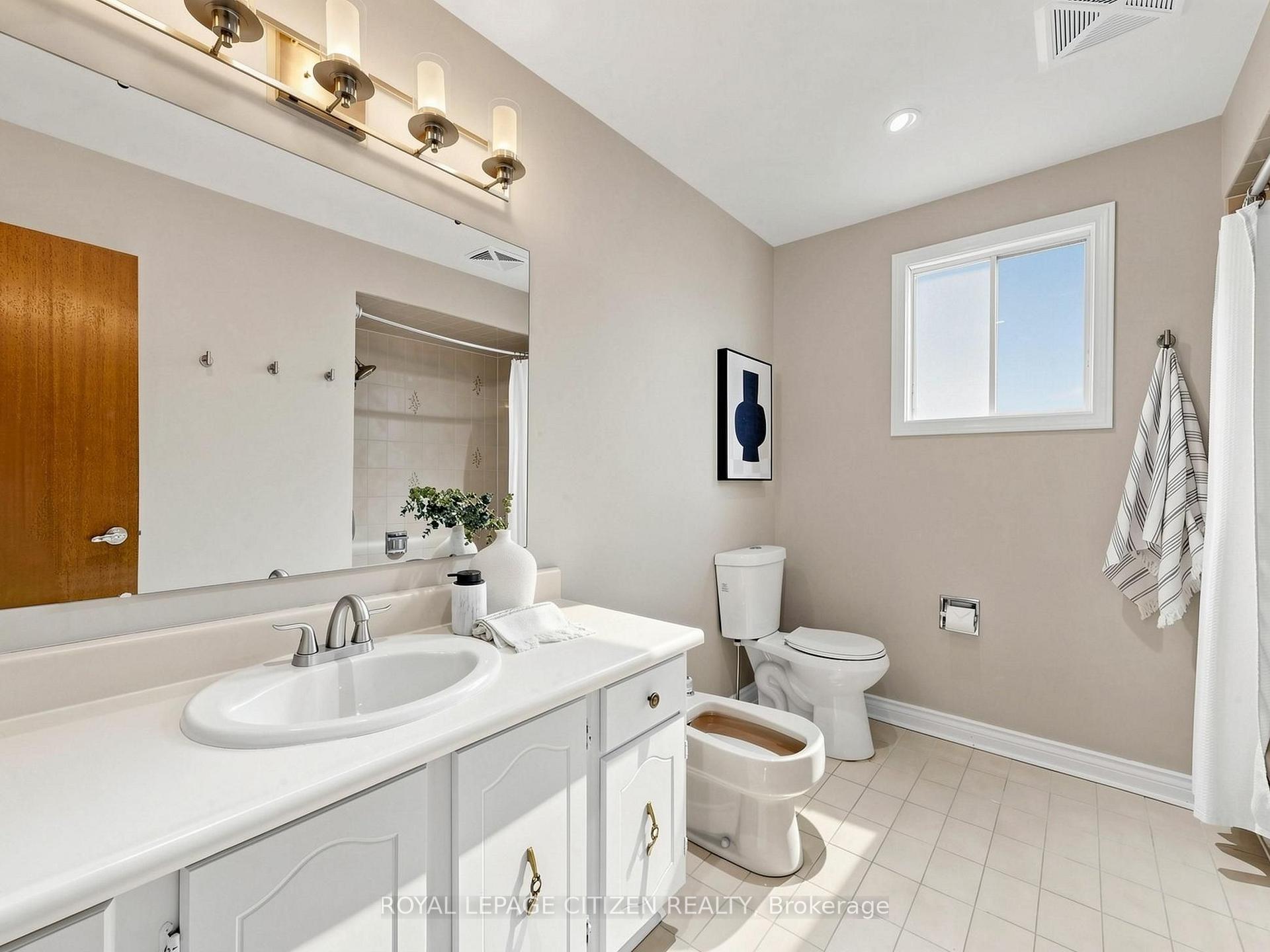 Photo 31 of 407 Forest Drive, Vaughan, West Woodbridge — HOMEH