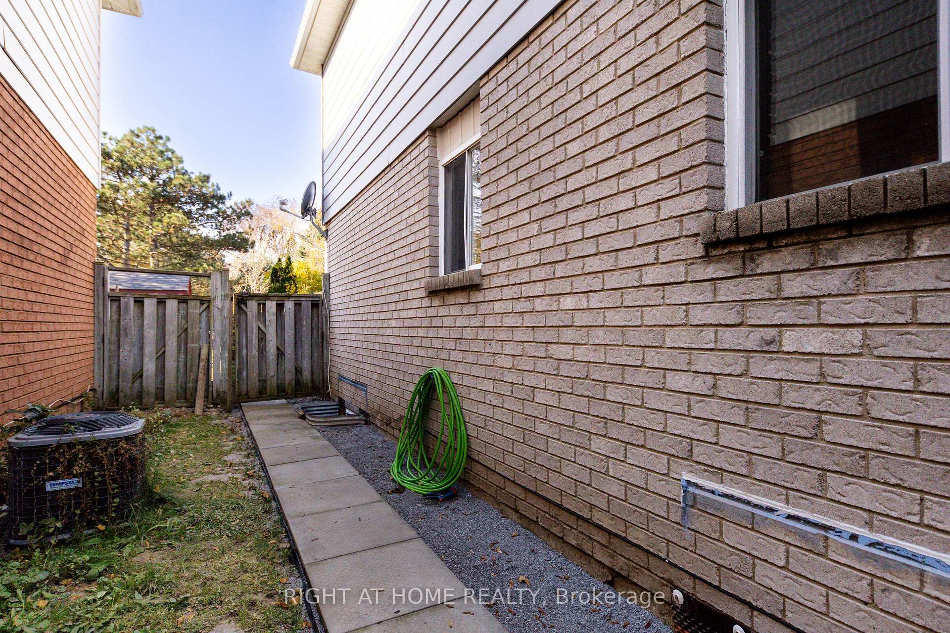 Photo 6 of 80 Garden Drive, Barrie, Allandale Heights — HOMEH