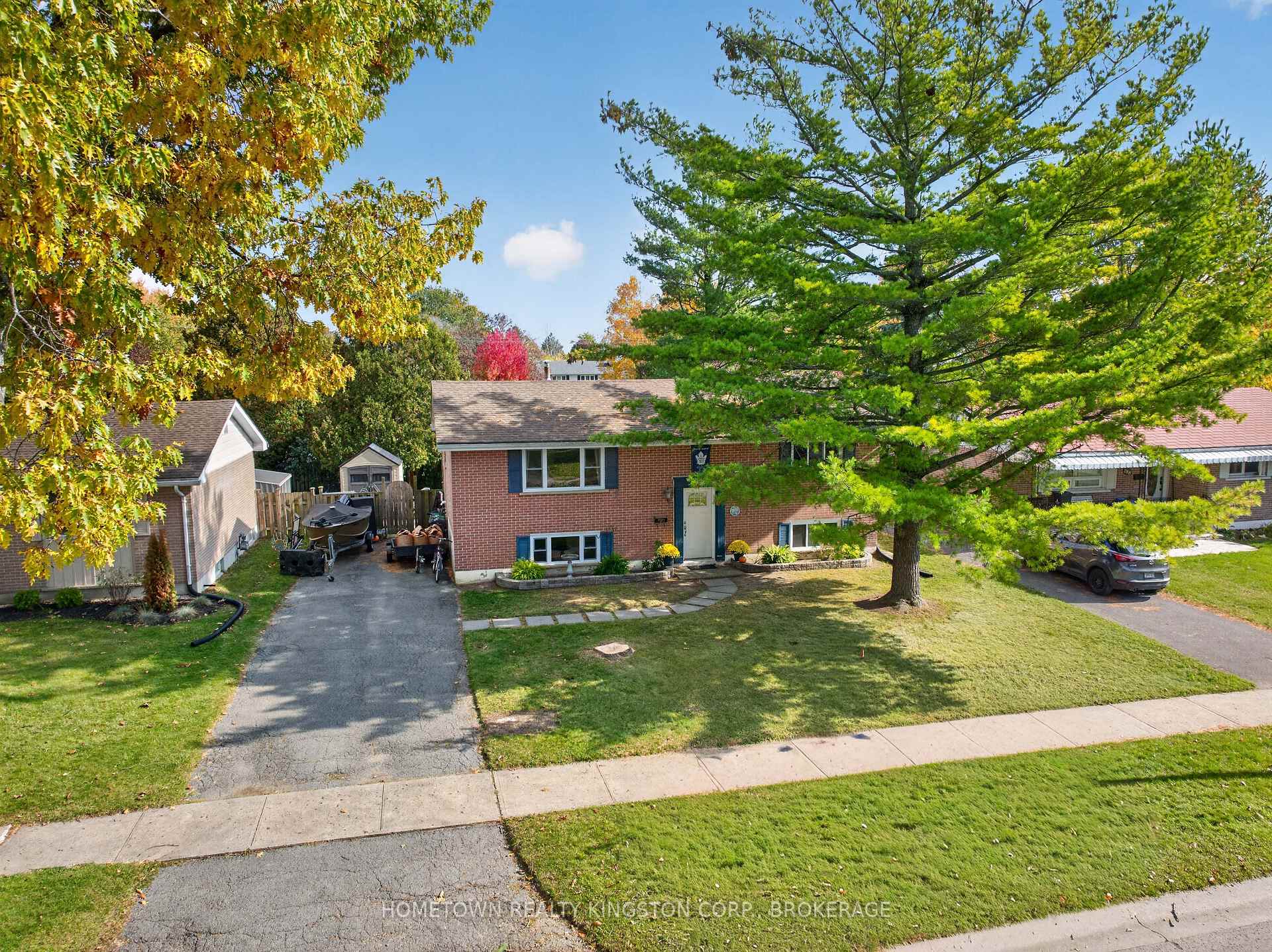 Photo 2 of 192 Camberley Crescent, Kingston, City SouthWest — HOMEH