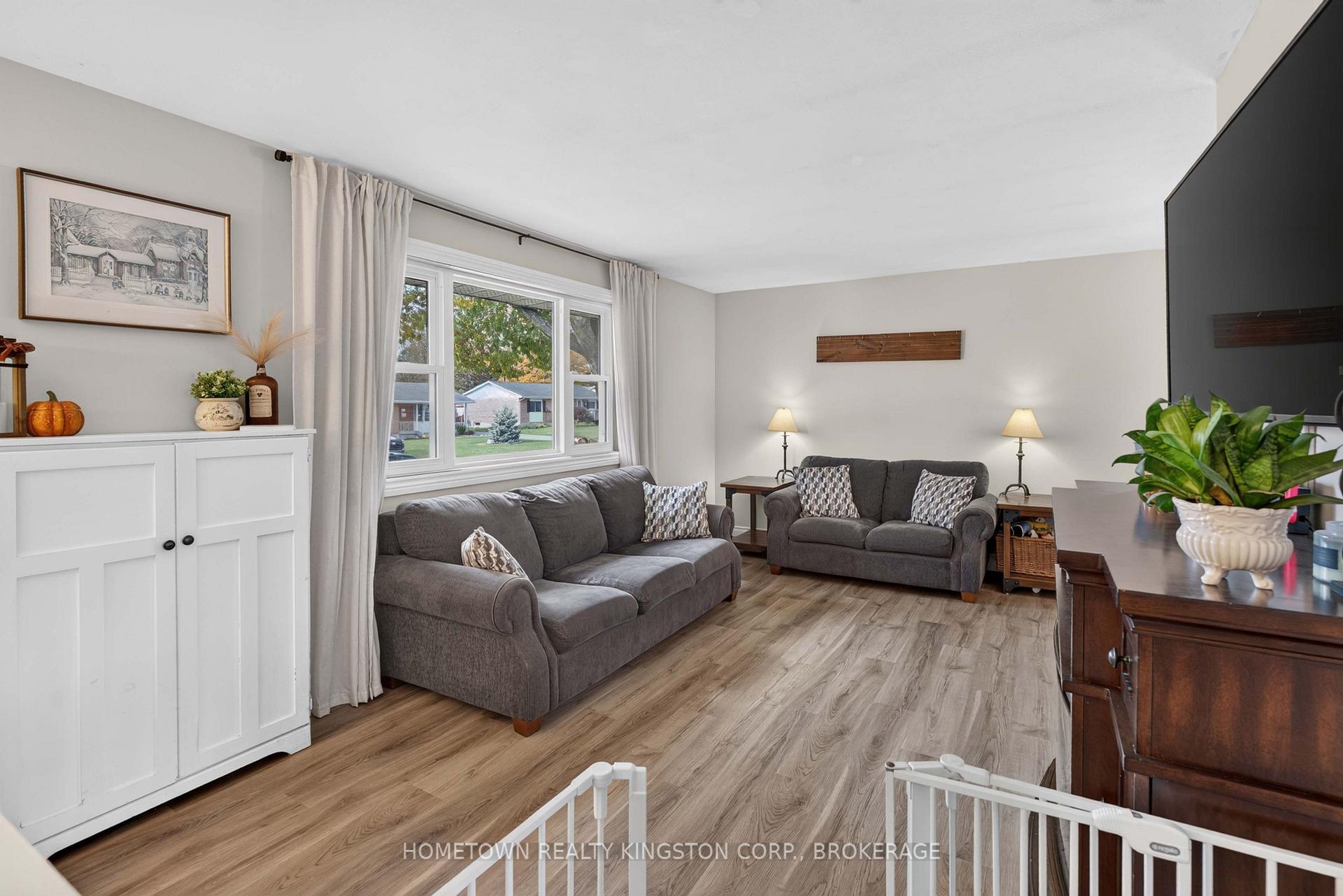 Photo 5 of 192 Camberley Crescent, Kingston, City SouthWest — HOMEH