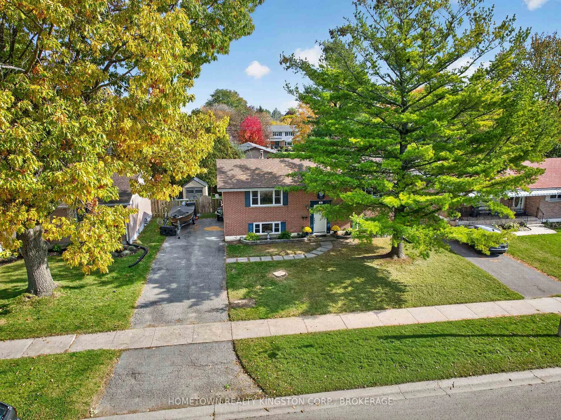 Photo 3 of 192 Camberley Crescent, Kingston, City SouthWest — HOMEH