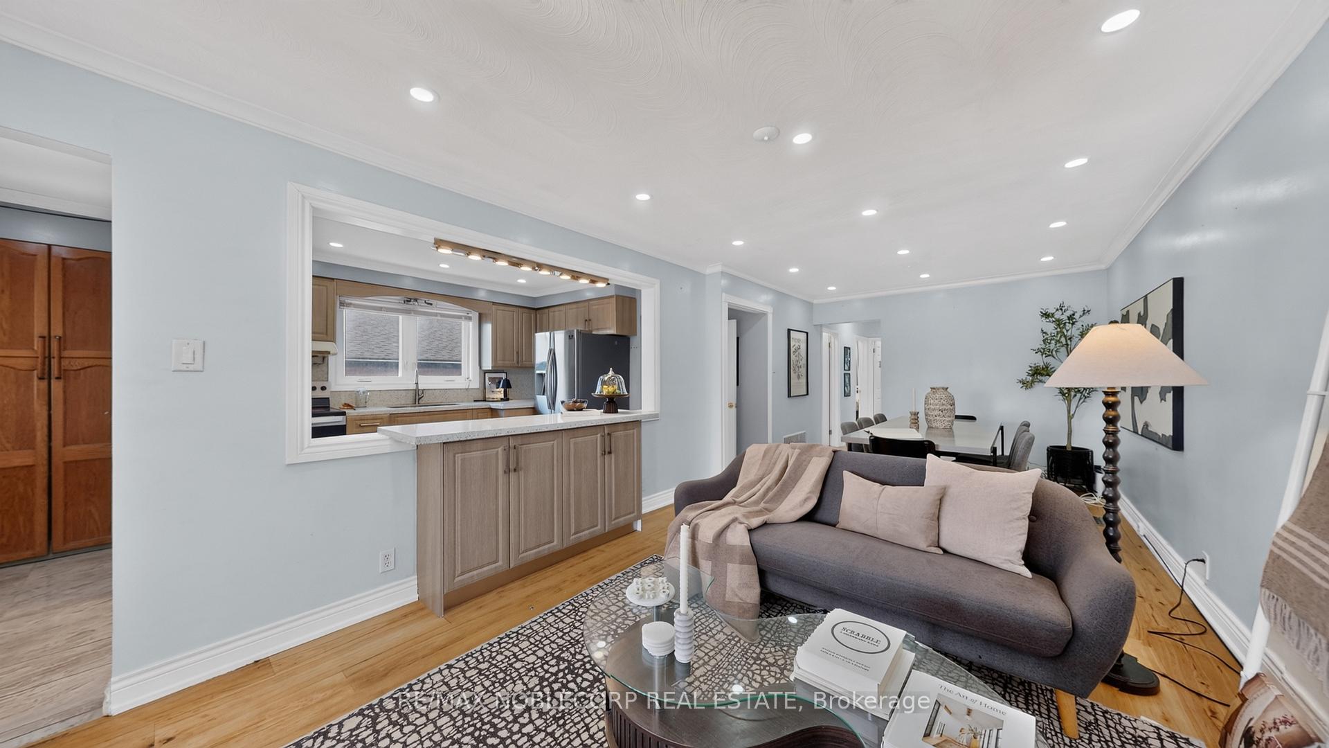 Photo 4 of 95 Snowood Court, North York, Glenfield-Jane Heights — HOMEH