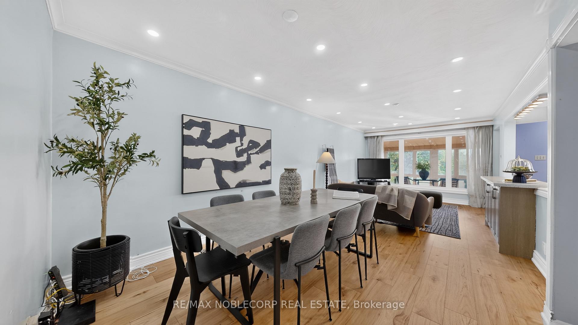 Photo 5 of 95 Snowood Court, North York, Glenfield-Jane Heights — HOMEH