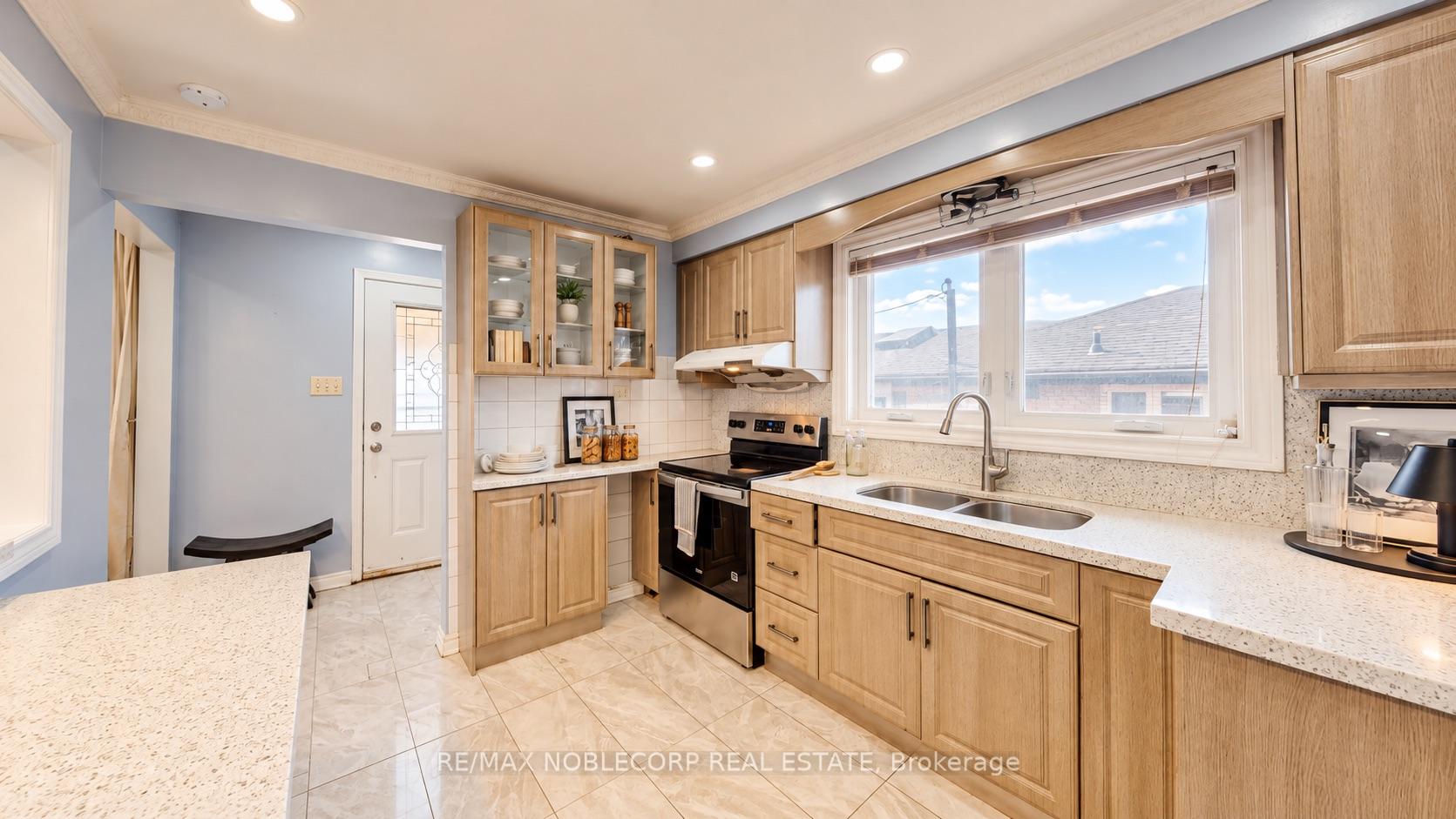 Photo 7 of 95 Snowood Court, North York, Glenfield-Jane Heights — HOMEH