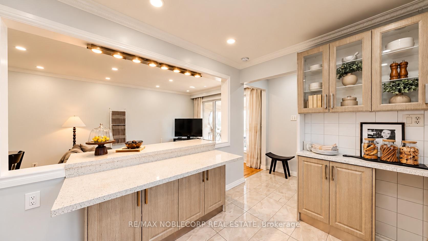 Photo 8 of 95 Snowood Court, North York, Glenfield-Jane Heights — HOMEH