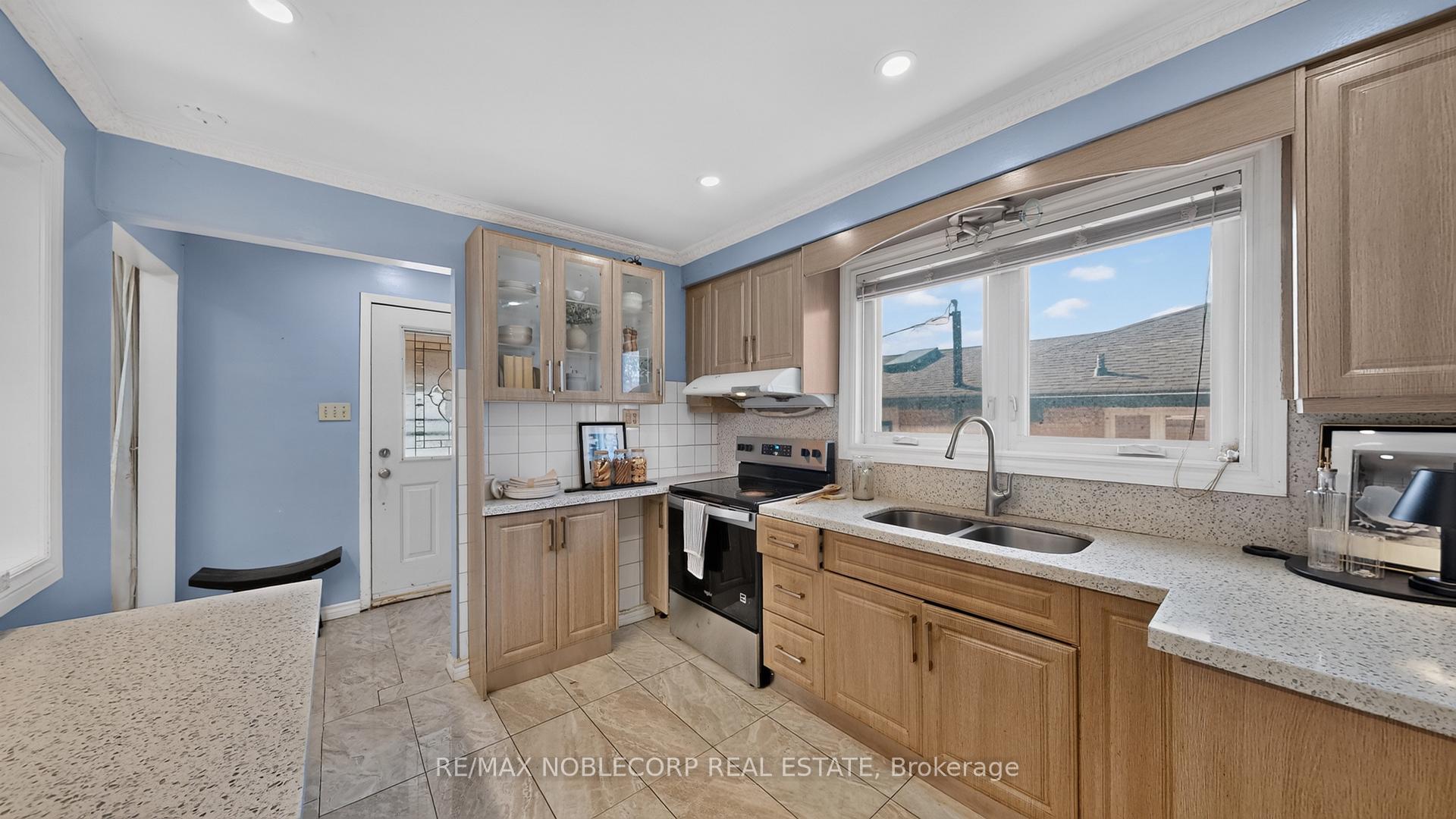Photo 9 of 95 Snowood Court, North York, Glenfield-Jane Heights — HOMEH