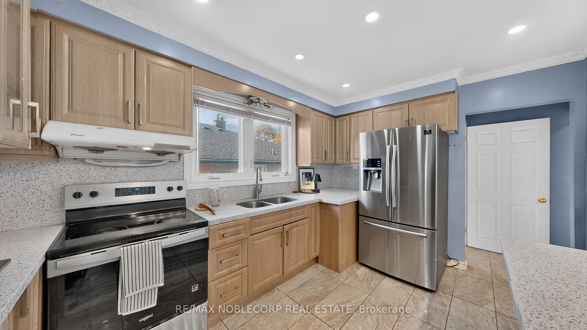 Photo 10 of 95 Snowood Court, North York, Glenfield-Jane Heights — HOMEH