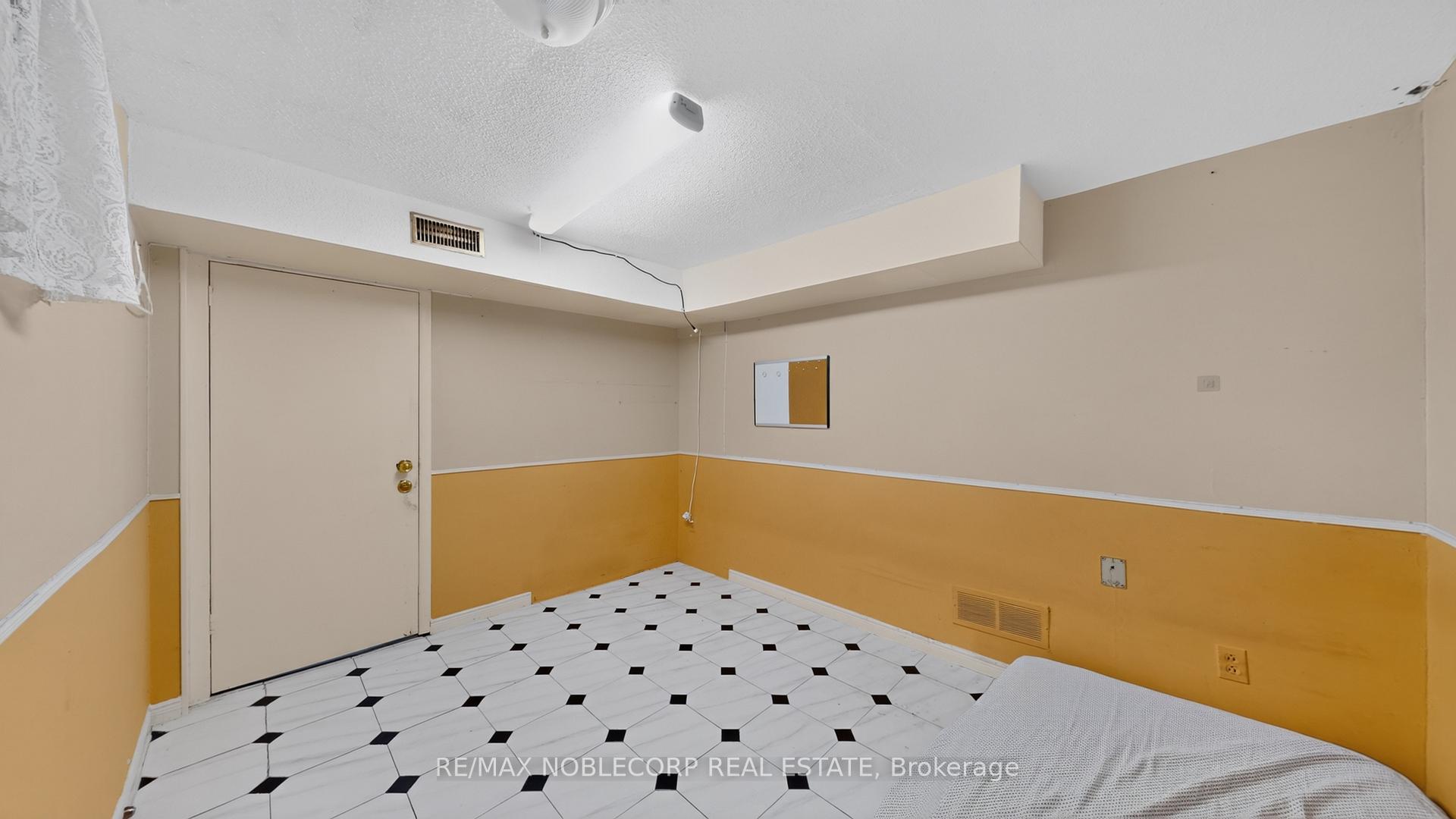 Photo 22 of 95 Snowood Court, North York, Glenfield-Jane Heights — HOMEH