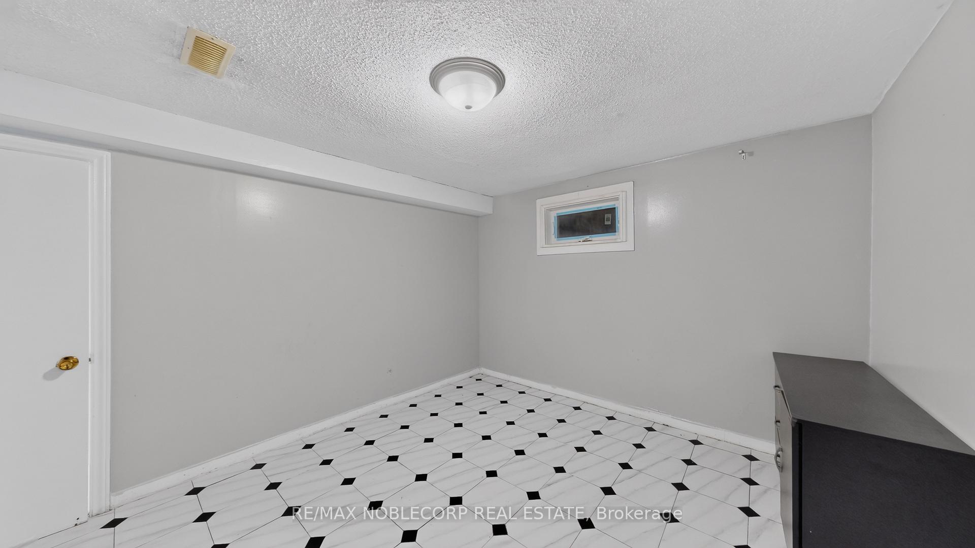 Photo 32 of 95 Snowood Court, North York, Glenfield-Jane Heights — HOMEH