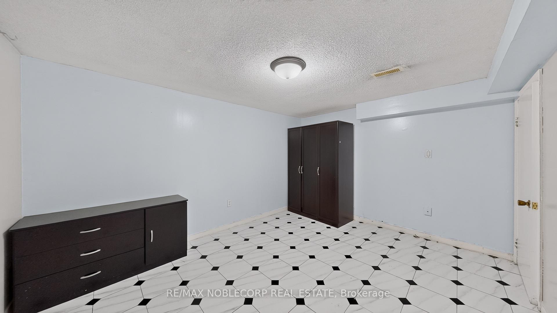 Photo 33 of 95 Snowood Court, North York, Glenfield-Jane Heights — HOMEH
