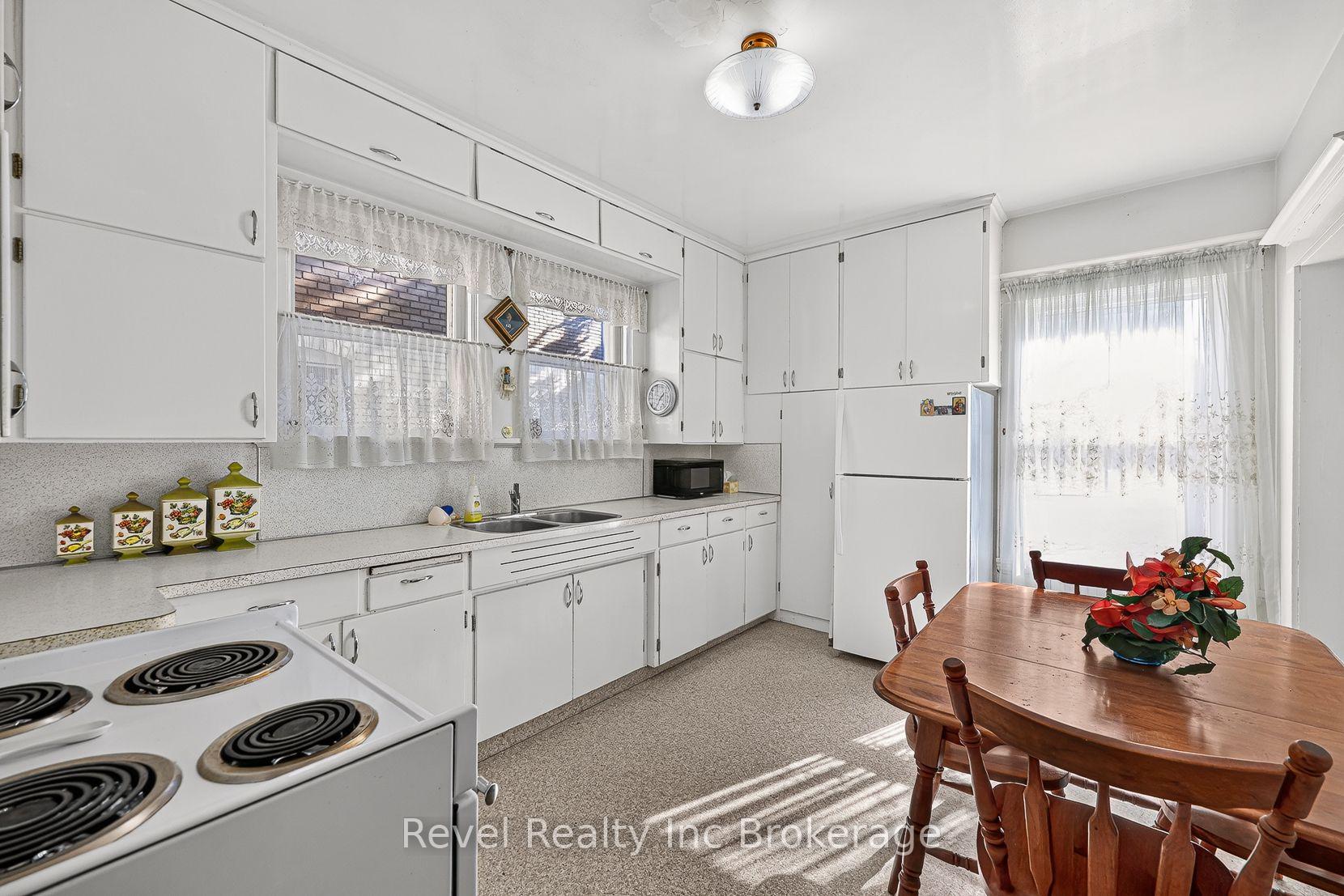 Photo 16 of 596 King Street, Woodstock, Woodstock - South — HOMEH