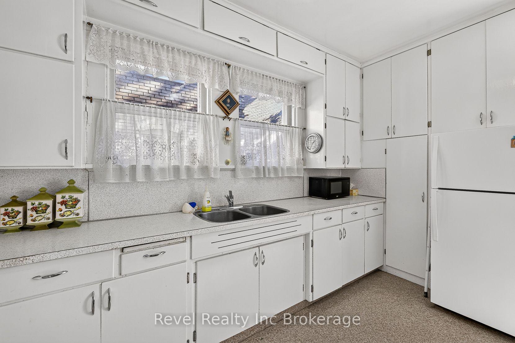 Photo 17 of 596 King Street, Woodstock, Woodstock - South — HOMEH