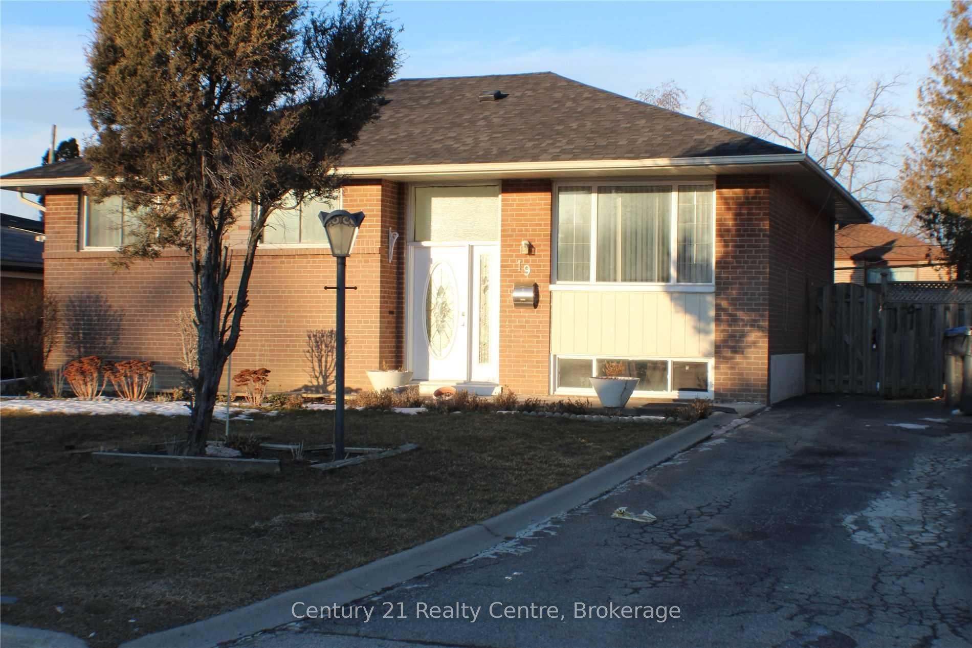 Photo 1 of Unit Upper Lvl, 19 Athlone Avenue, Brampton, Avondale — HOMEH