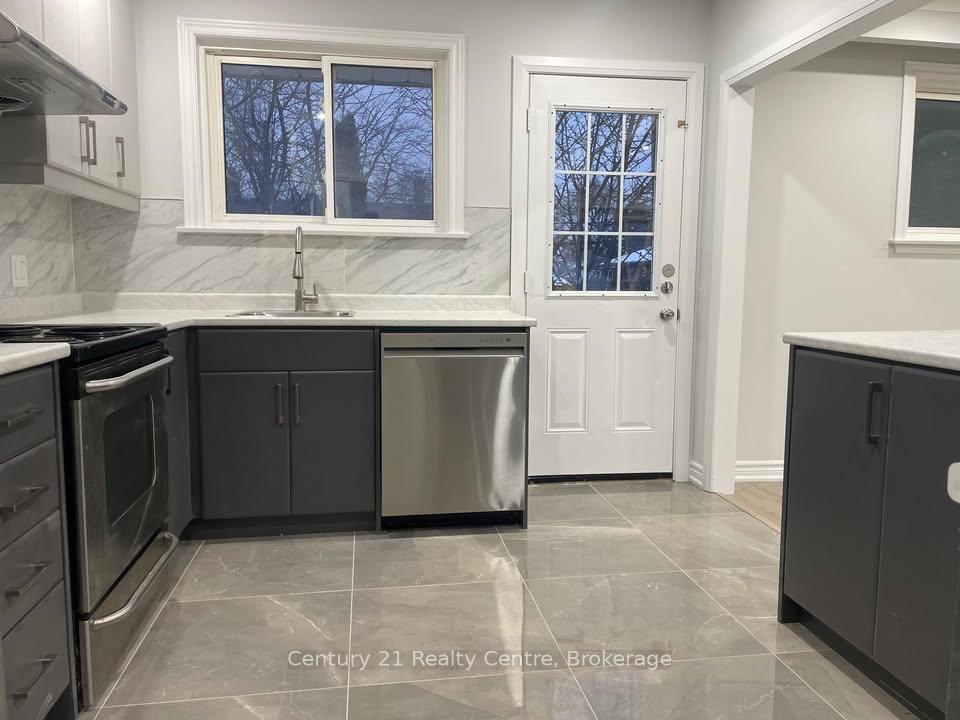 Photo 4 of Unit Upper Lvl, 19 Athlone Avenue, Brampton, Avondale — HOMEH