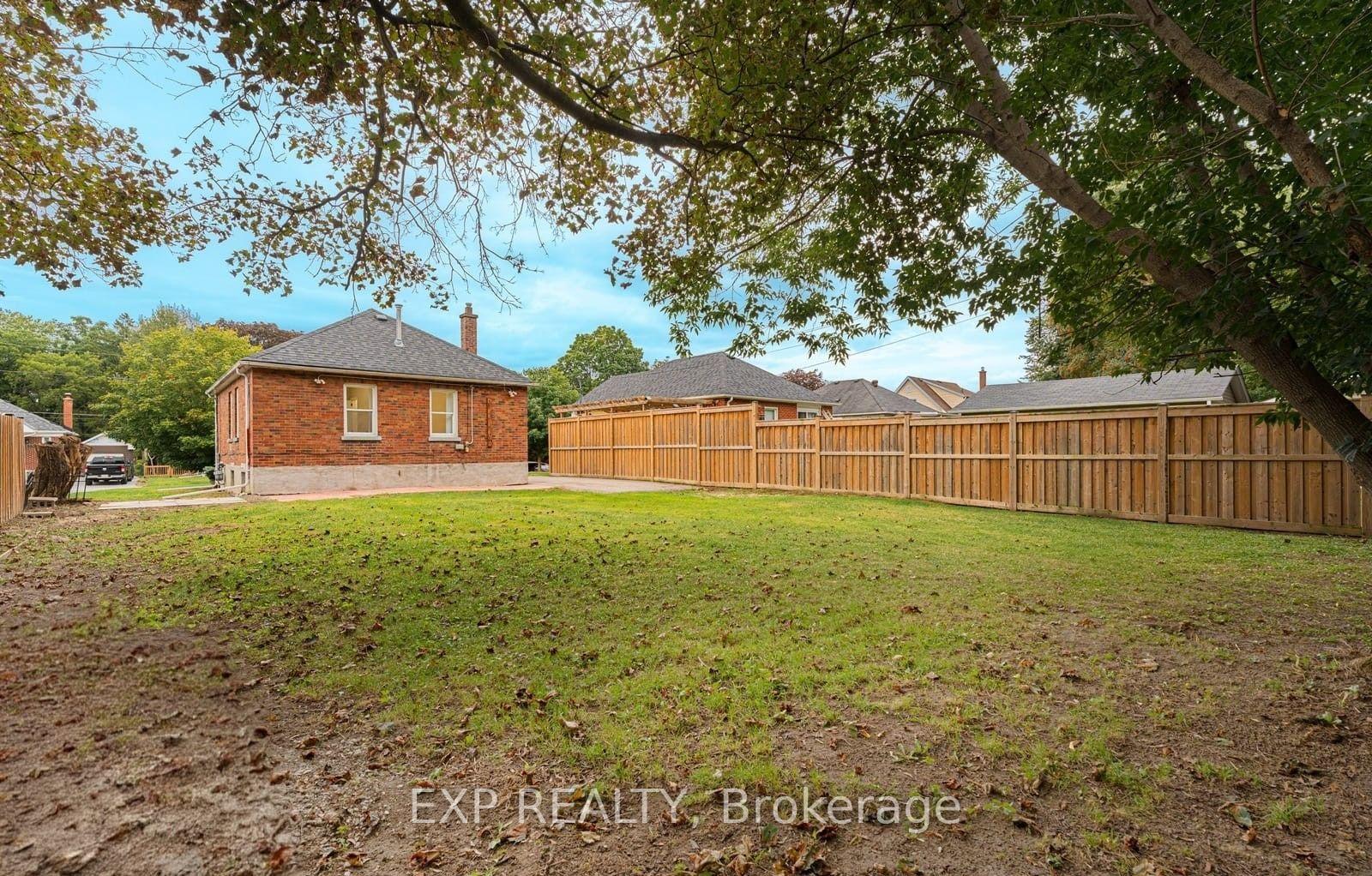 Photo 35 of 858 Grierson Street, Oshawa, Centennial — HOMEH
