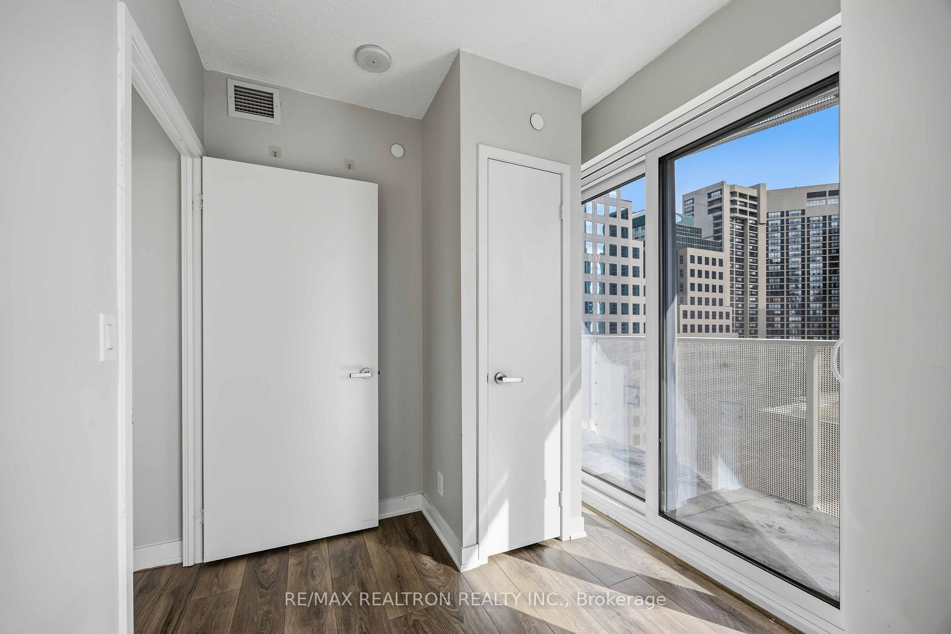Photo 17 of Unit 1410, 88 Harbour Street, Toronto, Waterfront Communities — HOMEH