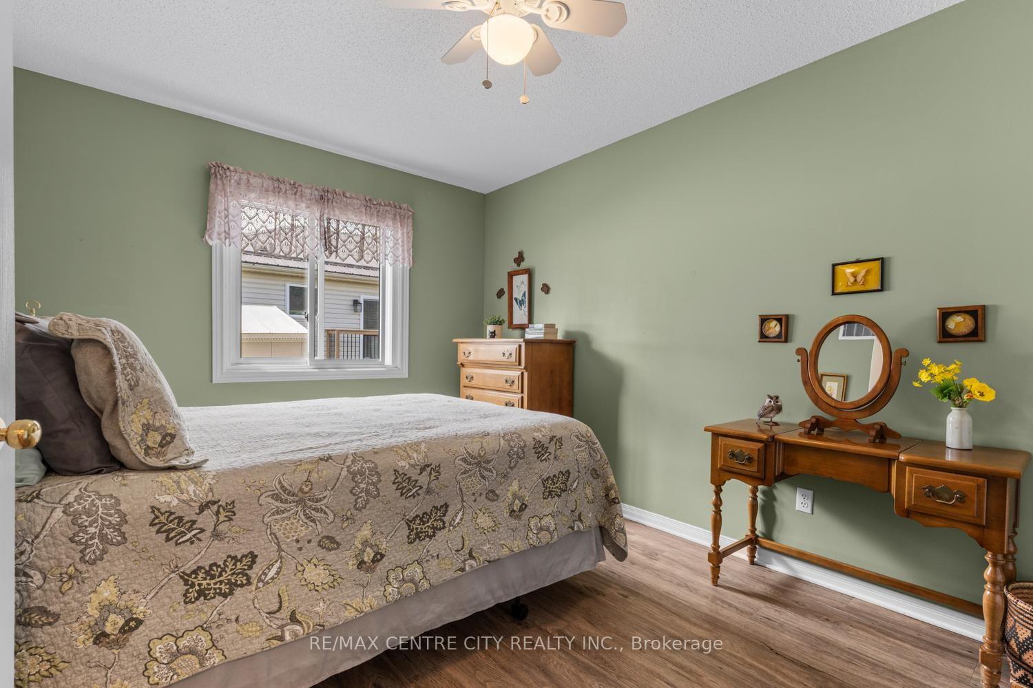 Photo 16 of 463 Exmouth Circle, London, East I — HOMEH