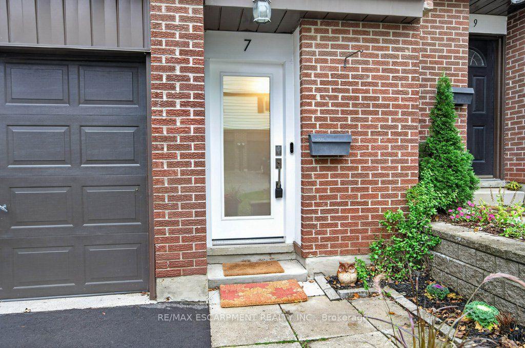 Photo 2 of 7 Briar Lane, Hamilton, Dundas — HOMEH
