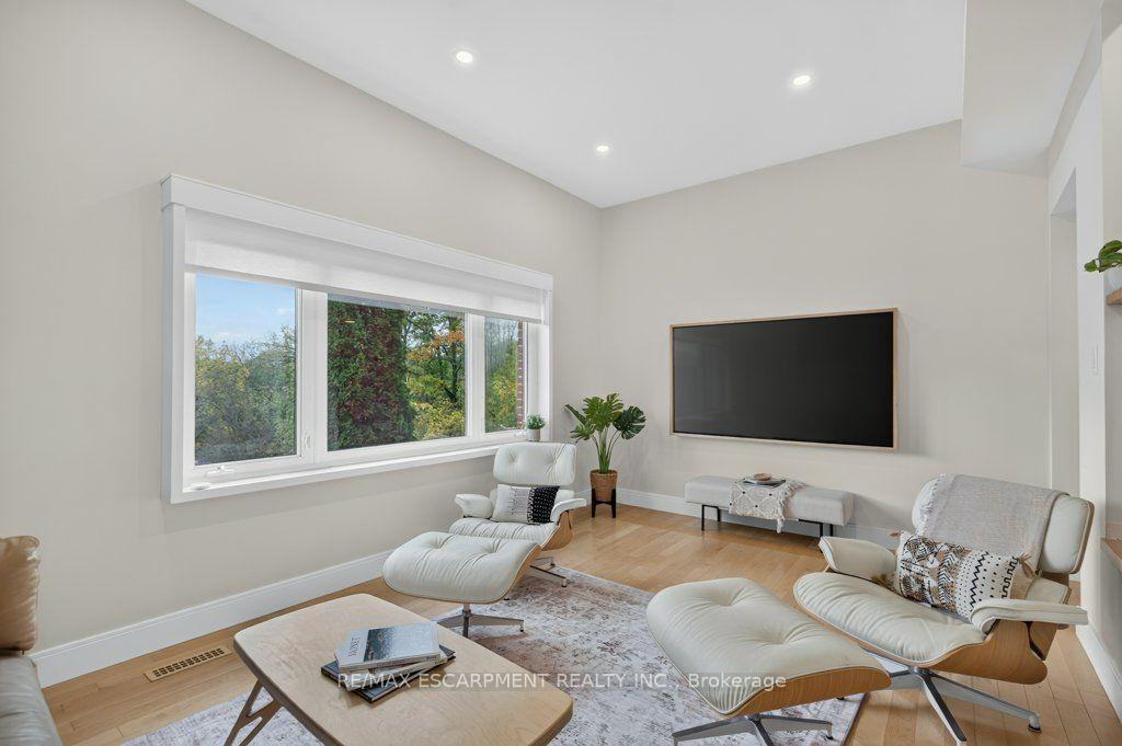 Photo 12 of 7 Briar Lane, Hamilton, Dundas — HOMEH