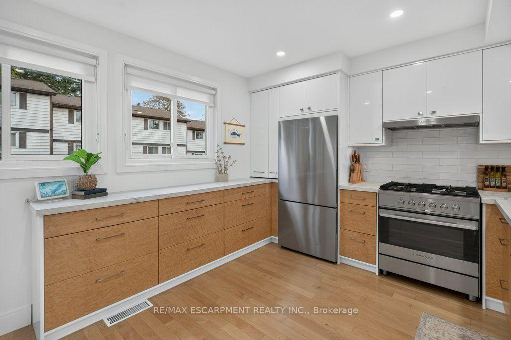 Photo 18 of 7 Briar Lane, Hamilton, Dundas — HOMEH