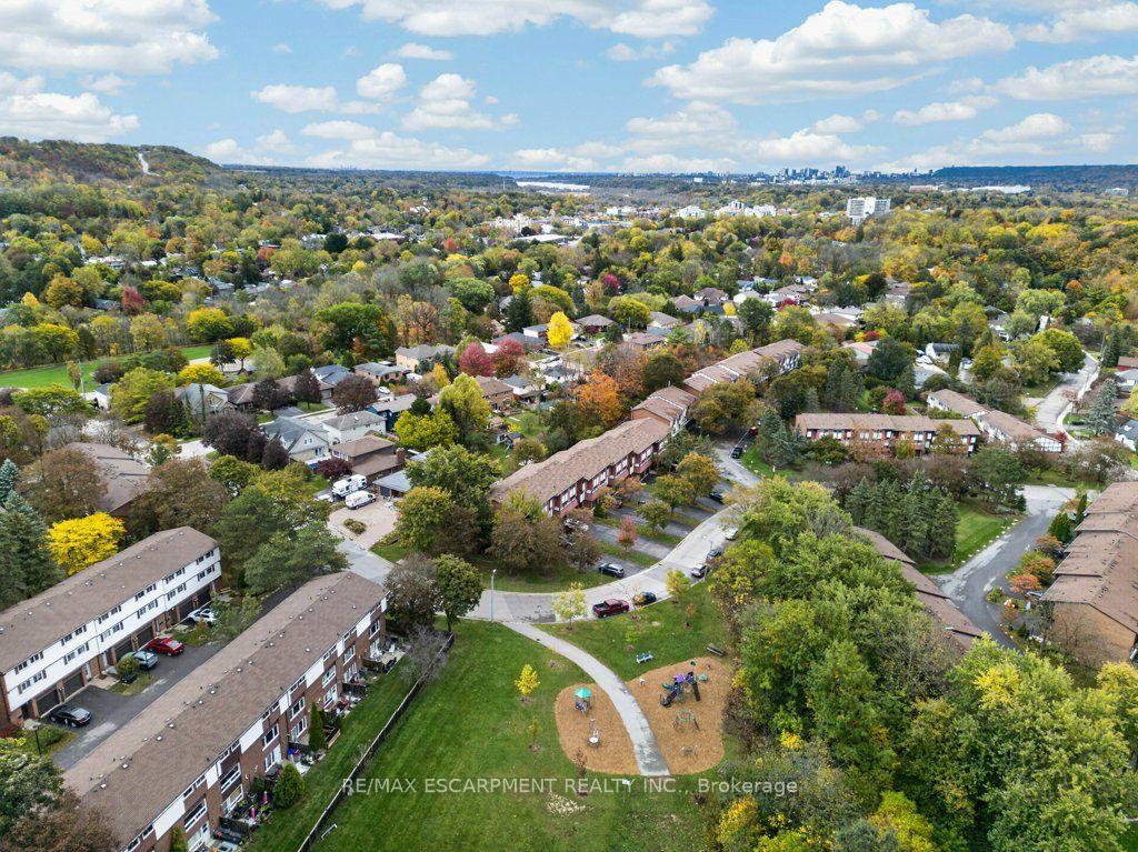 Photo 32 of 7 Briar Lane, Hamilton, Dundas — HOMEH