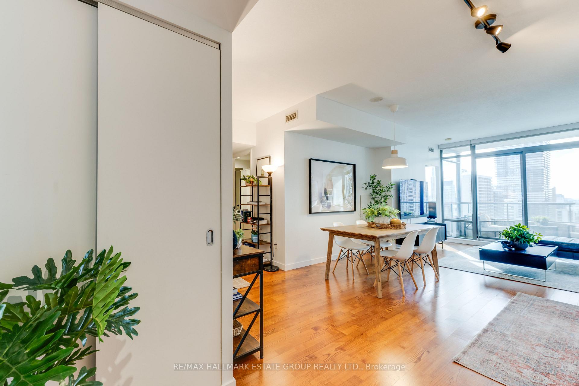 Photo 4 of Unit 2201, 285 Mutual Street, Toronto, Church-Yonge Corridor — HOMEH