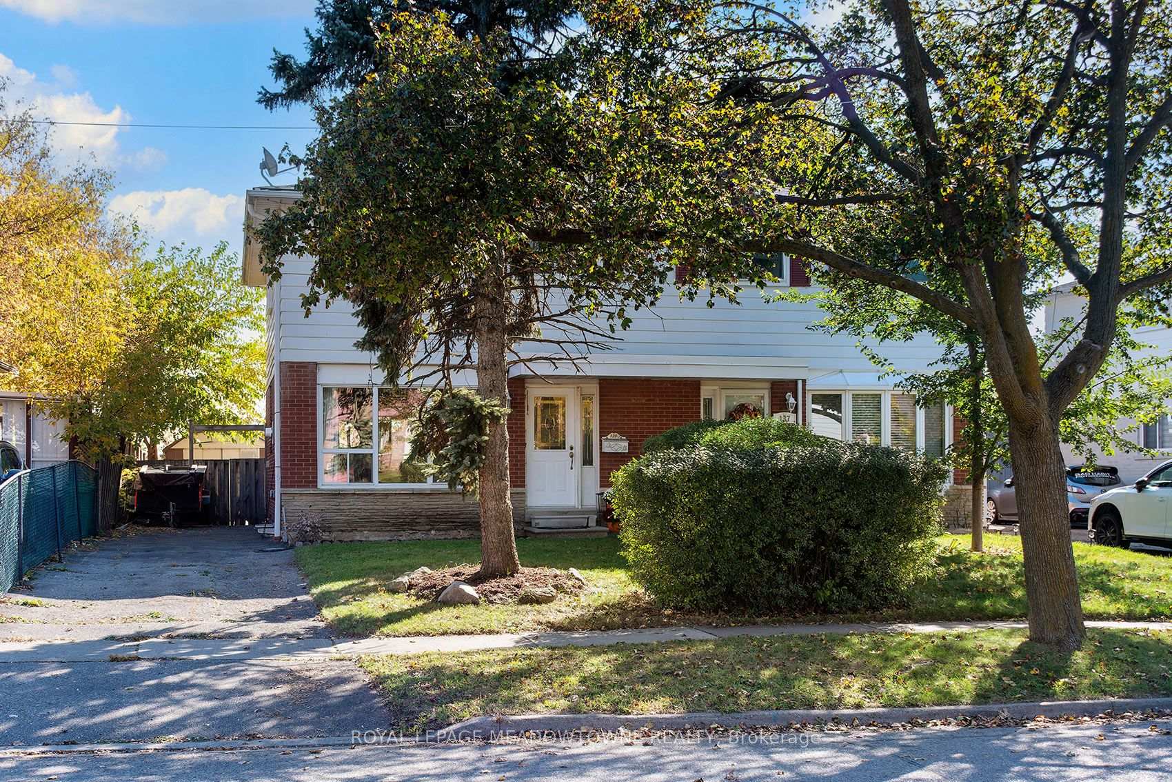 Photo 3 of 139 Archdekin Drive, Brampton, Queen Street Corridor — HOMEH