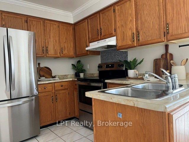 Photo 3 of 420 Cobblehill Drive, Oshawa, Pinecrest — HOMEH
