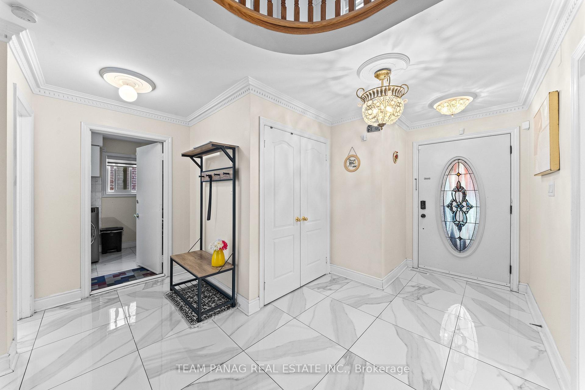 Photo 5 of 202 Fernforest Drive, Brampton, Sandringham-Wellington — HOMEH