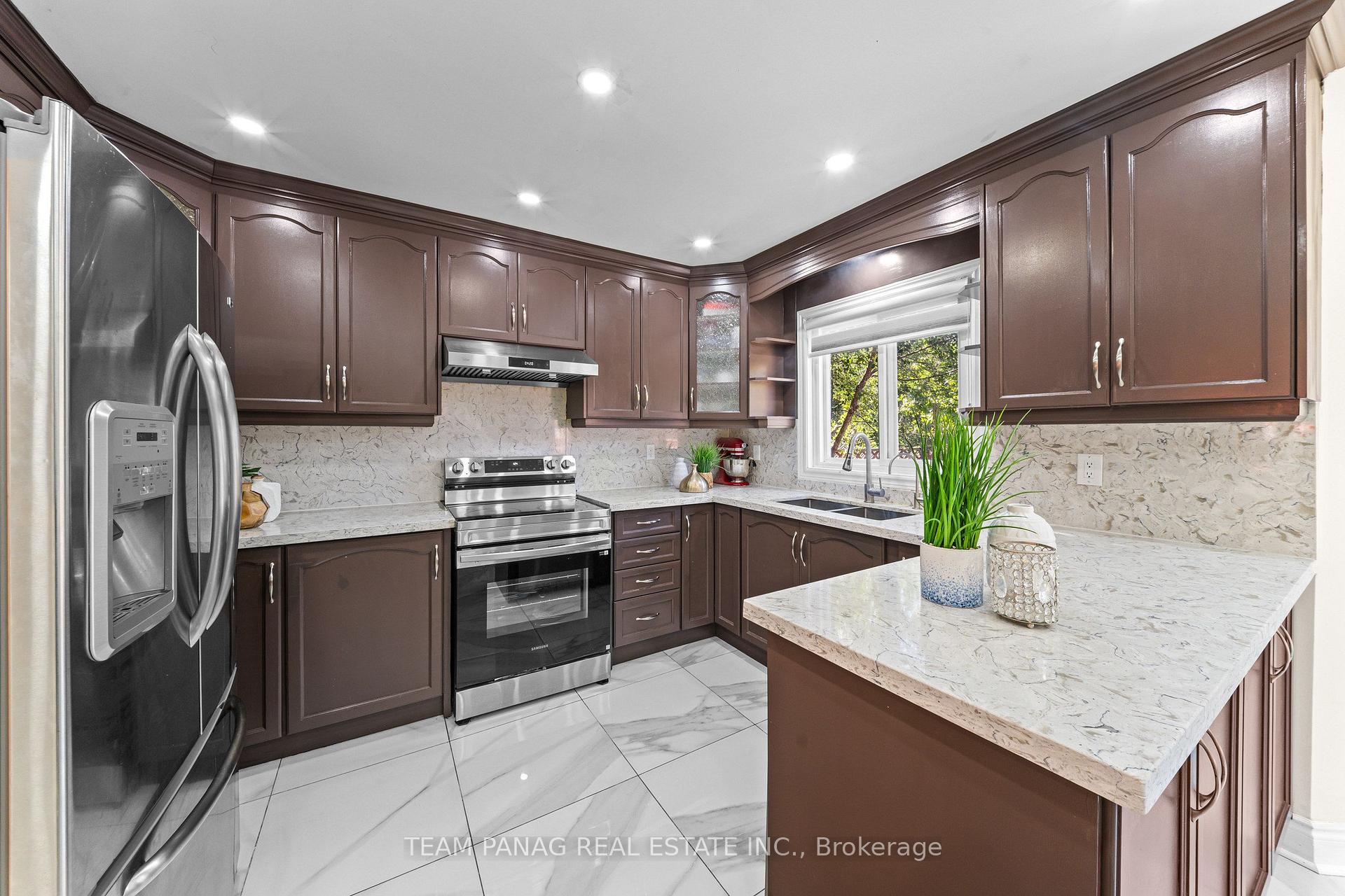 Photo 18 of 202 Fernforest Drive, Brampton, Sandringham-Wellington — HOMEH