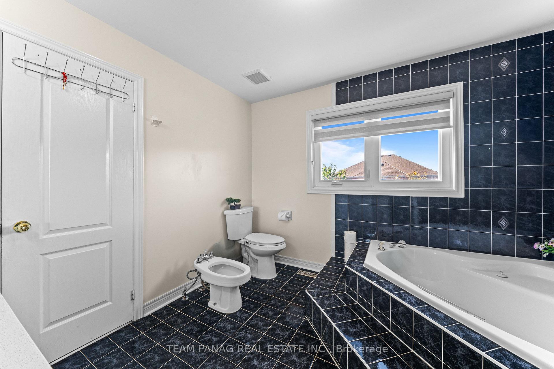 Photo 29 of 202 Fernforest Drive, Brampton, Sandringham-Wellington — HOMEH
