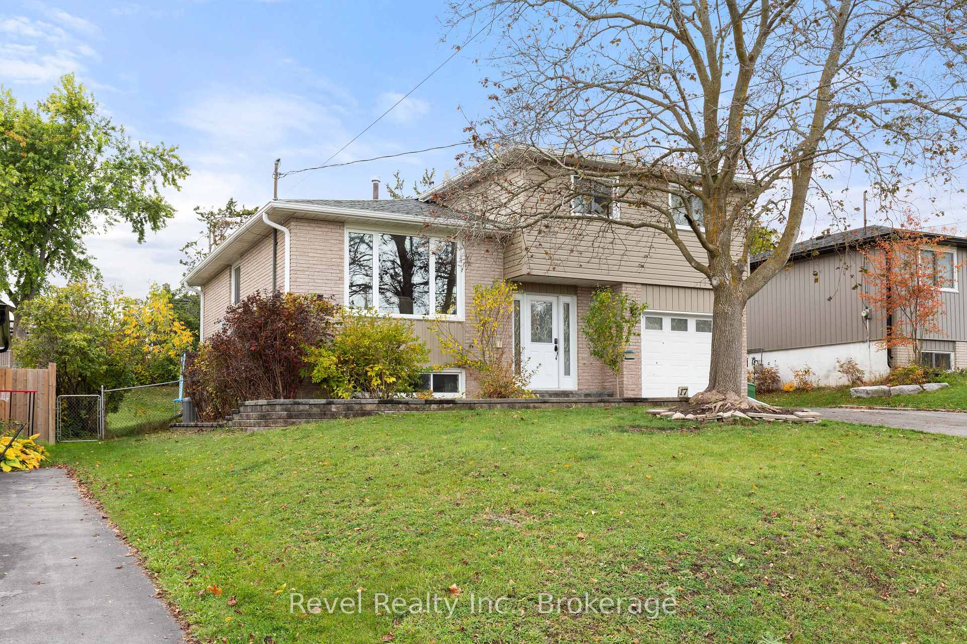 Photo 3 of 17 Mohawk Drive, Kawartha Lakes, Lindsay — HOMEH