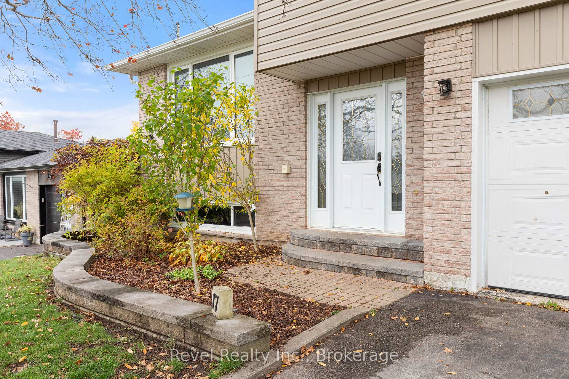 Photo 4 of 17 Mohawk Drive, Kawartha Lakes, Lindsay — HOMEH