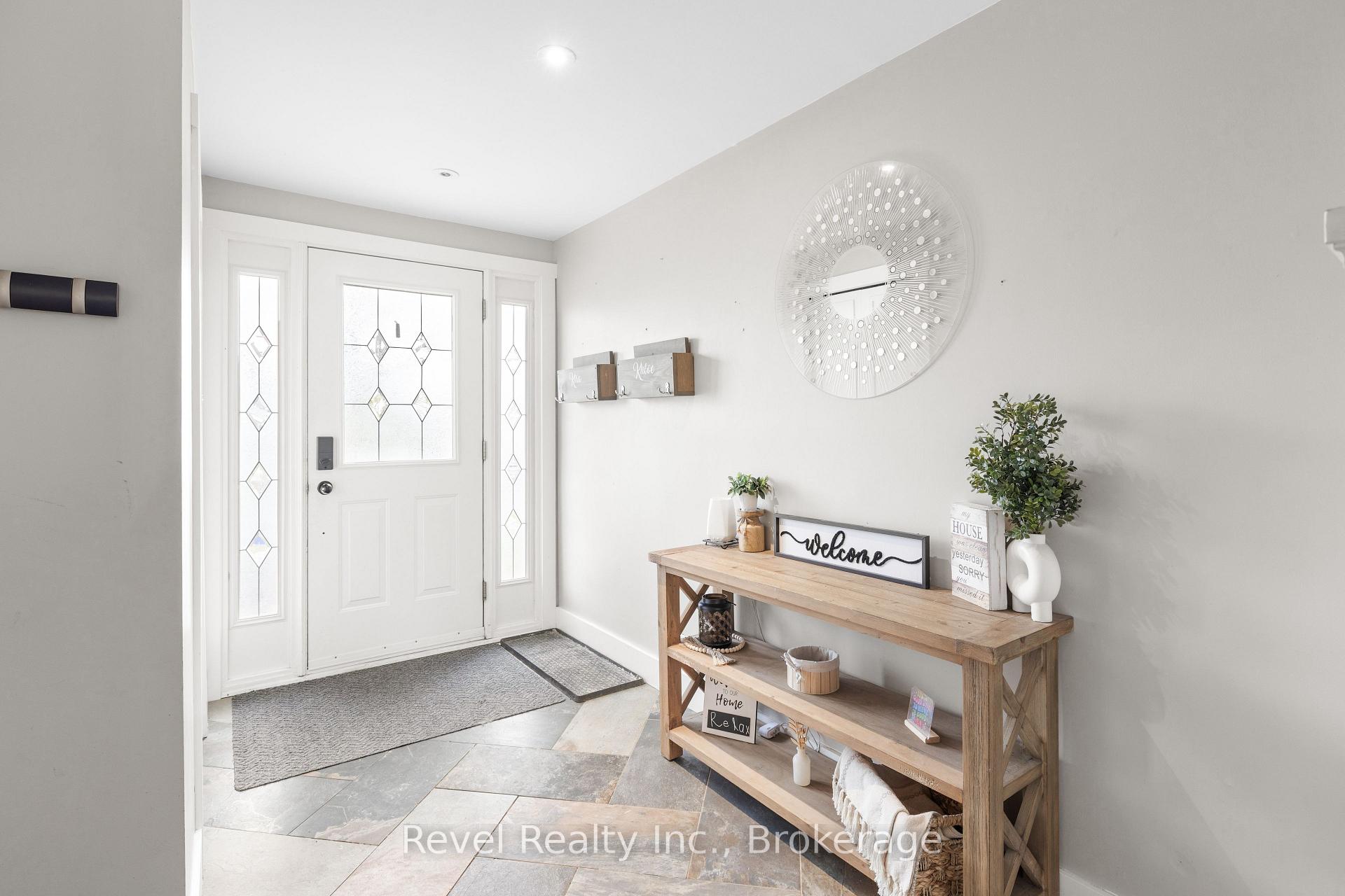 Photo 5 of 17 Mohawk Drive, Kawartha Lakes, Lindsay — HOMEH