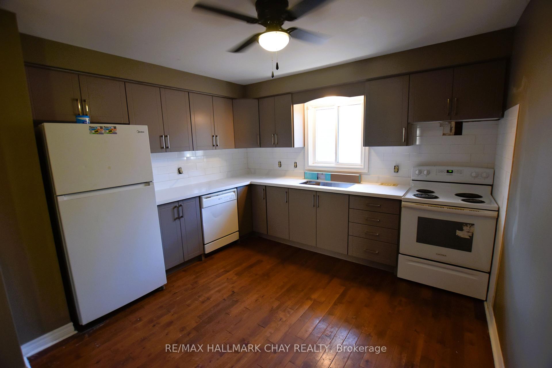 Photo 3 of Unit Upper, 19 Broadfoot Road, Barrie, Letitia Heights — HOMEH