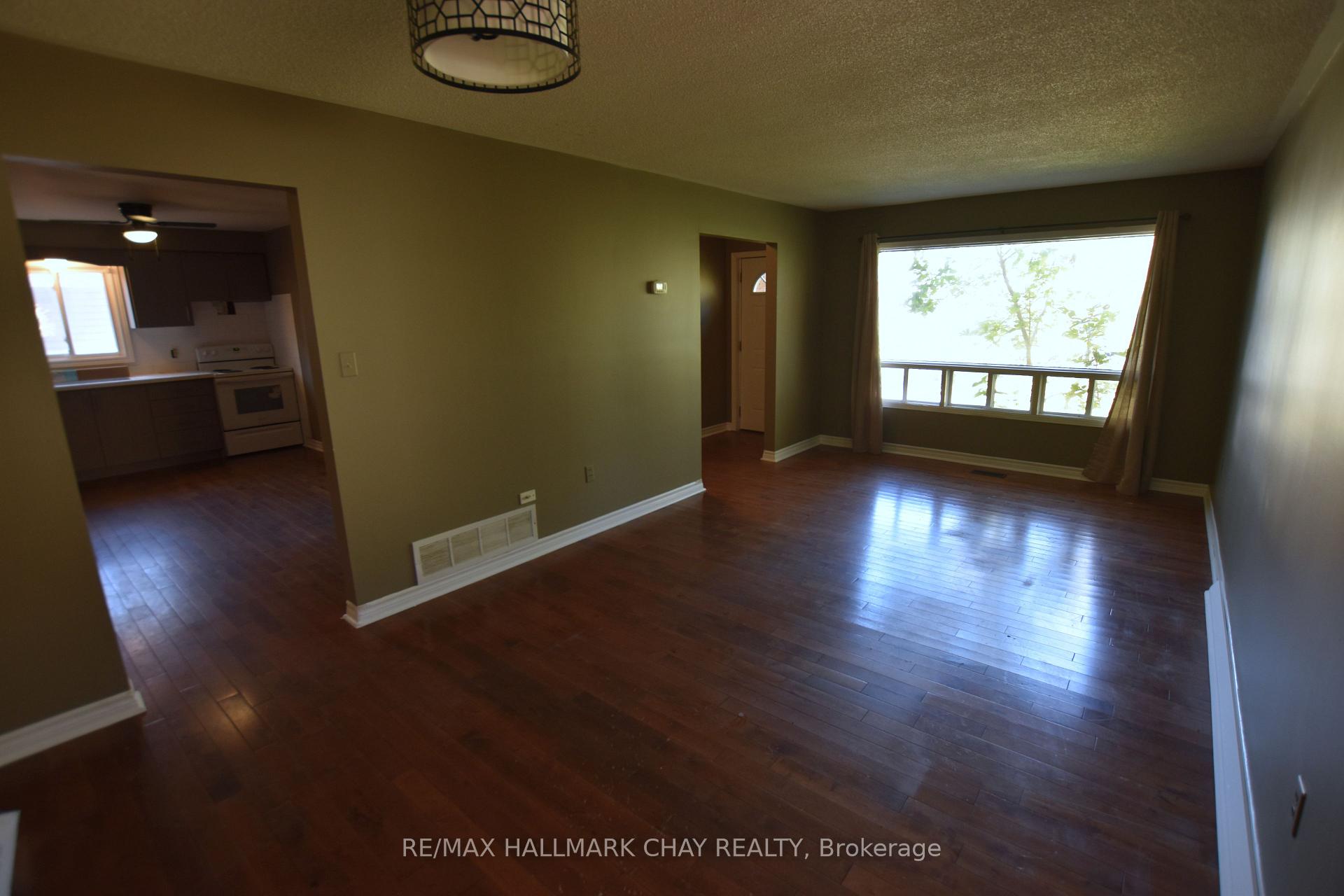 Photo 8 of Unit Upper, 19 Broadfoot Road, Barrie, Letitia Heights — HOMEH