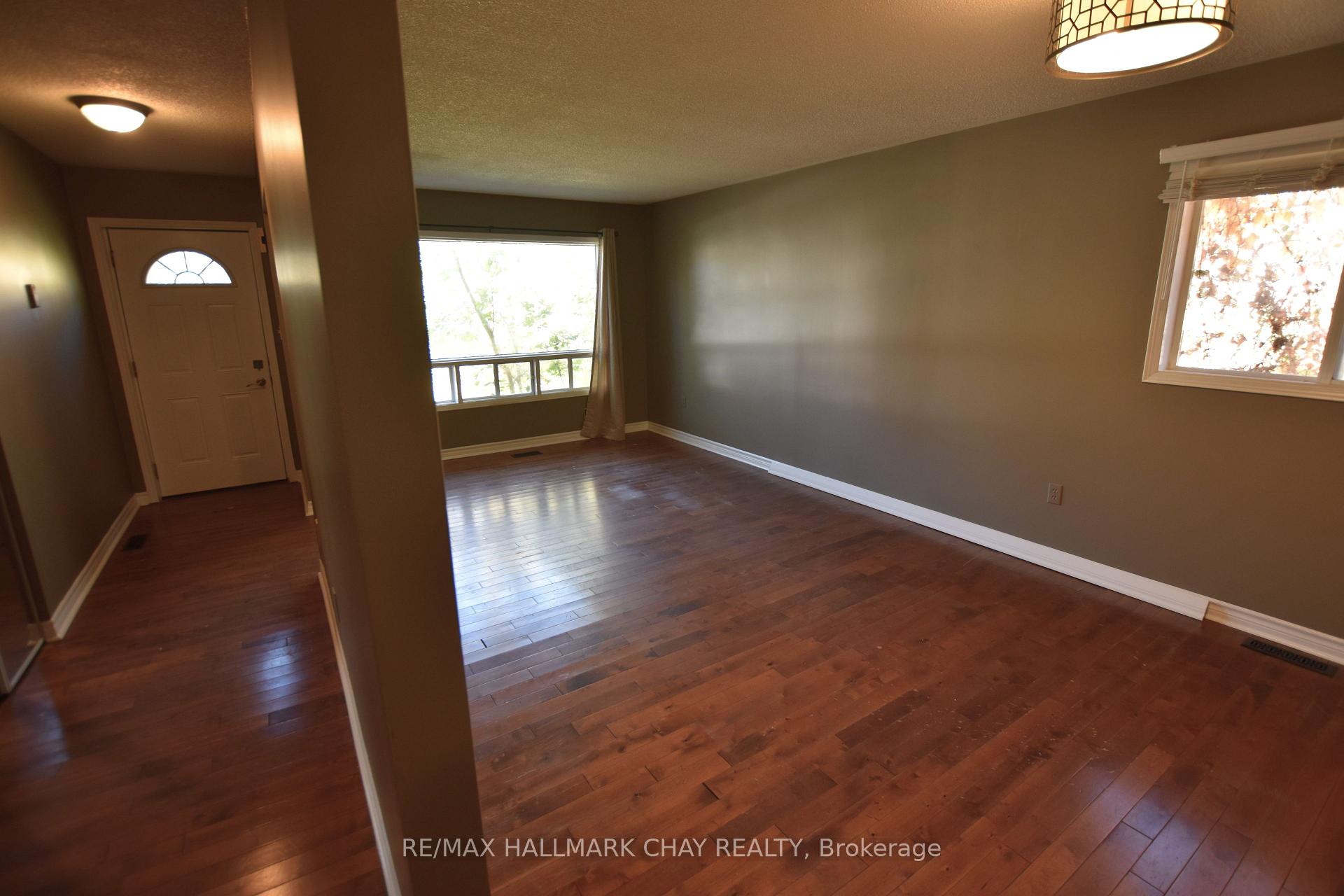 Photo 9 of Unit Upper, 19 Broadfoot Road, Barrie, Letitia Heights — HOMEH