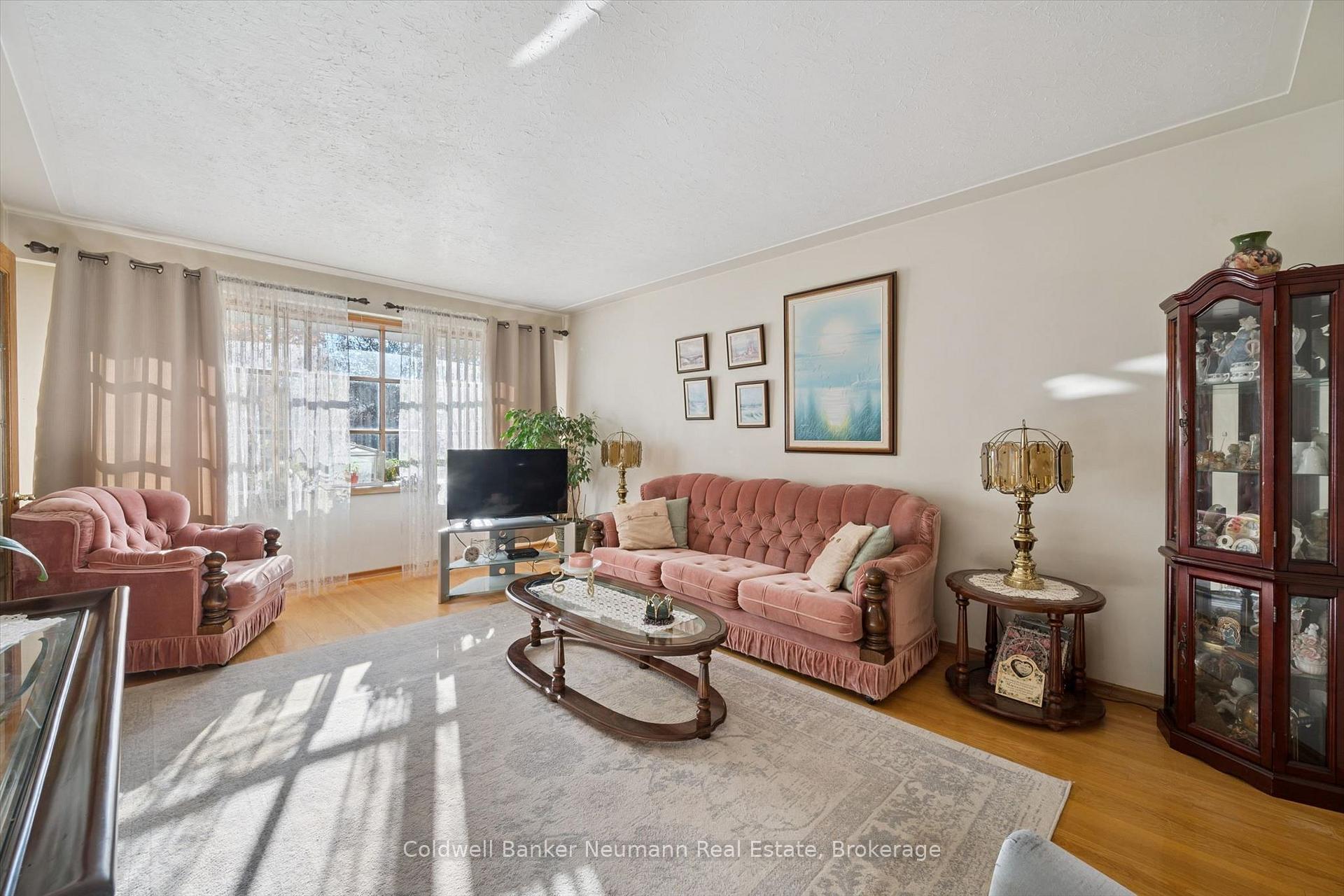 Photo 4 of 48 Westminster Avenue, Guelph, St. George's — HOMEH