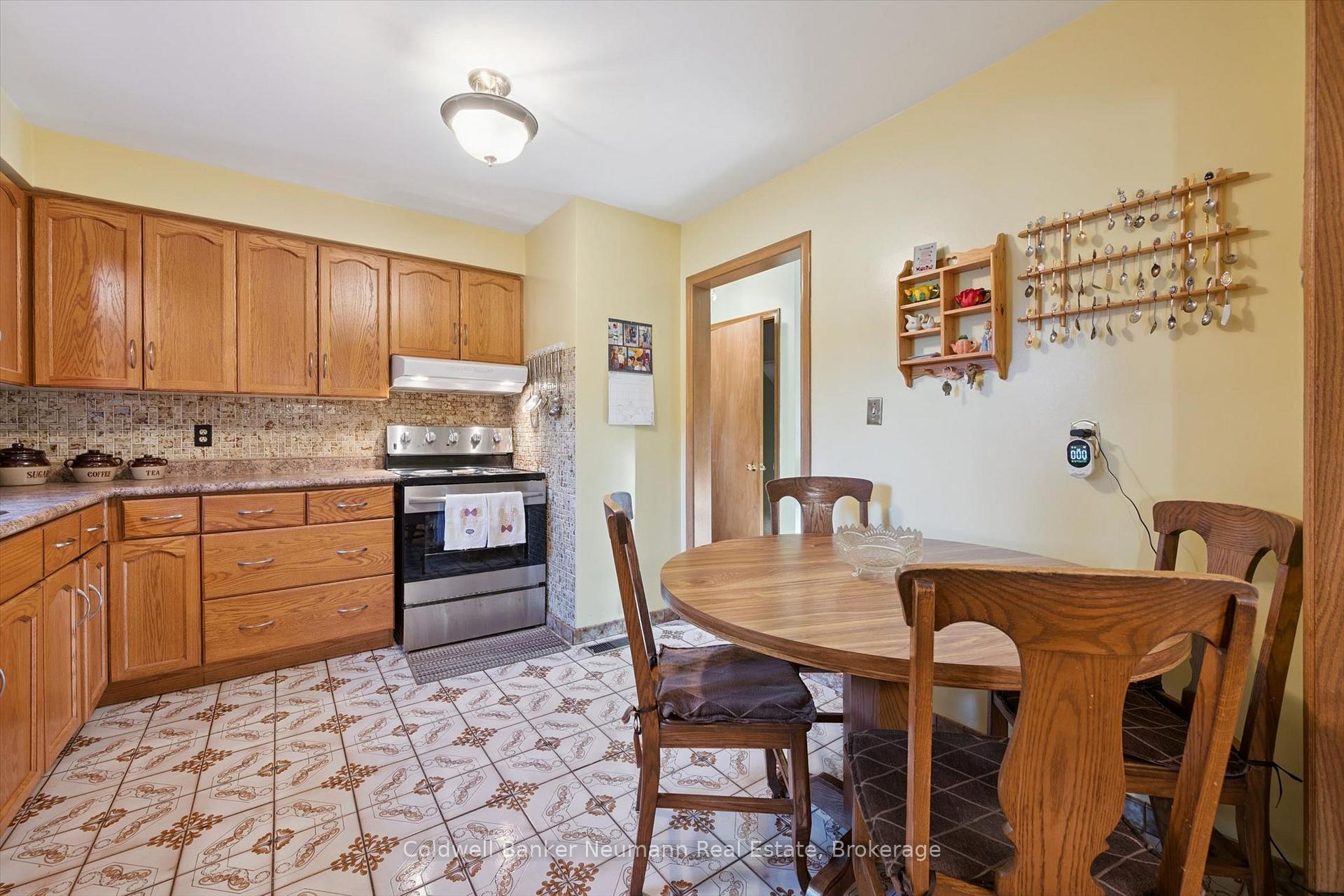 Photo 8 of 48 Westminster Avenue, Guelph, St. George's — HOMEH