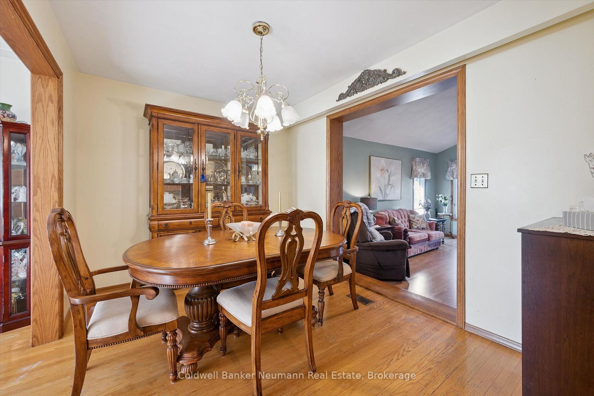 Photo 10 of 48 Westminster Avenue, Guelph, St. George's — HOMEH
