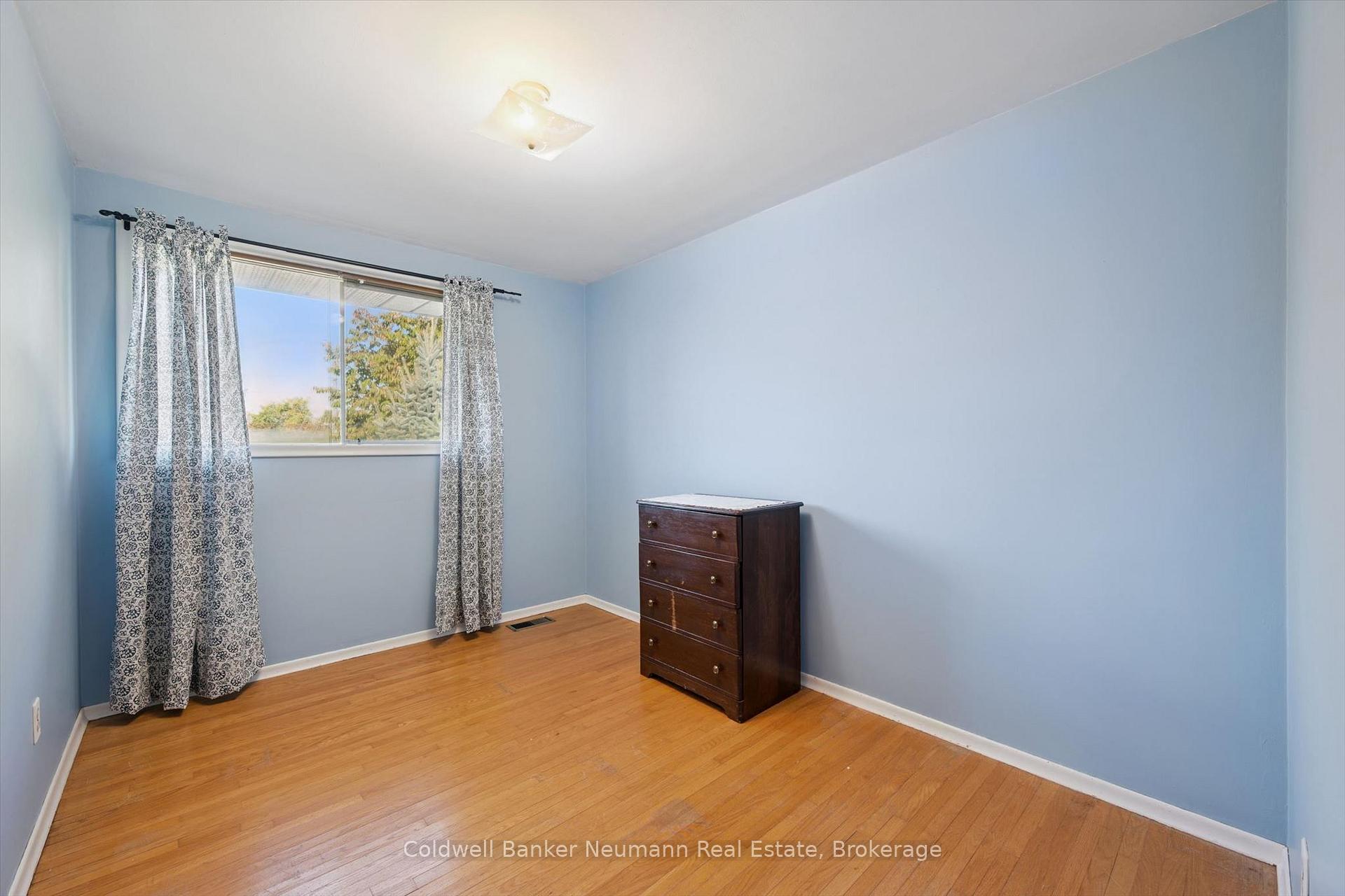 Photo 16 of 48 Westminster Avenue, Guelph, St. George's — HOMEH