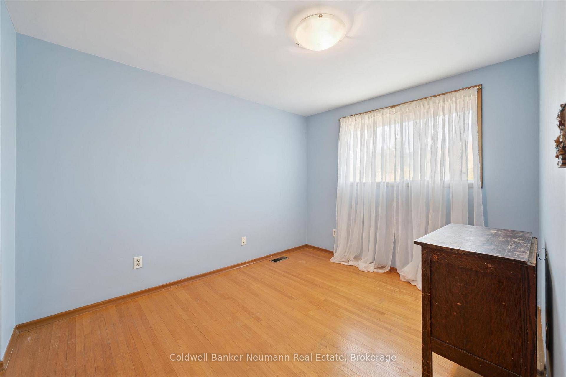 Photo 19 of 48 Westminster Avenue, Guelph, St. George's — HOMEH