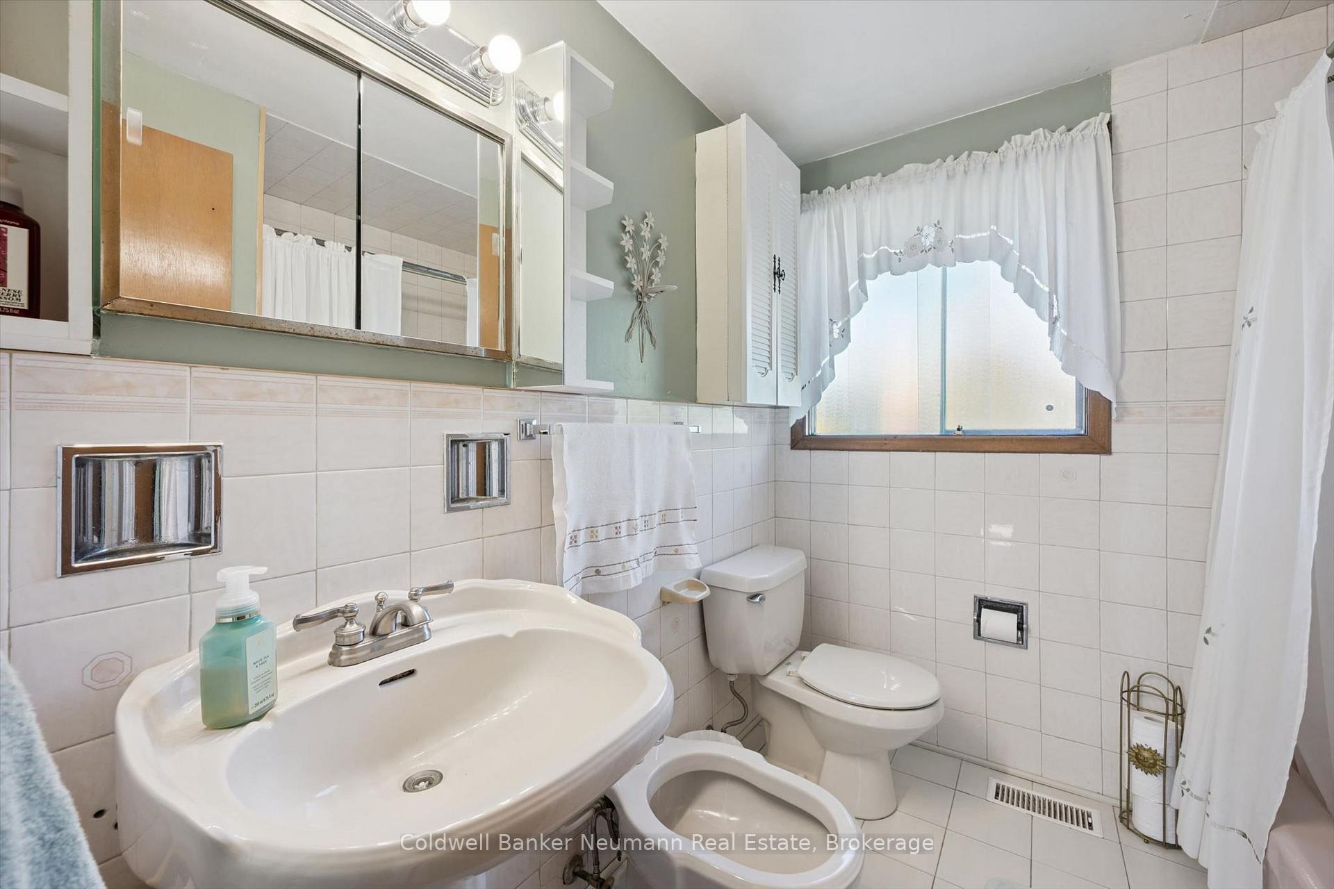 Photo 22 of 48 Westminster Avenue, Guelph, St. George's — HOMEH