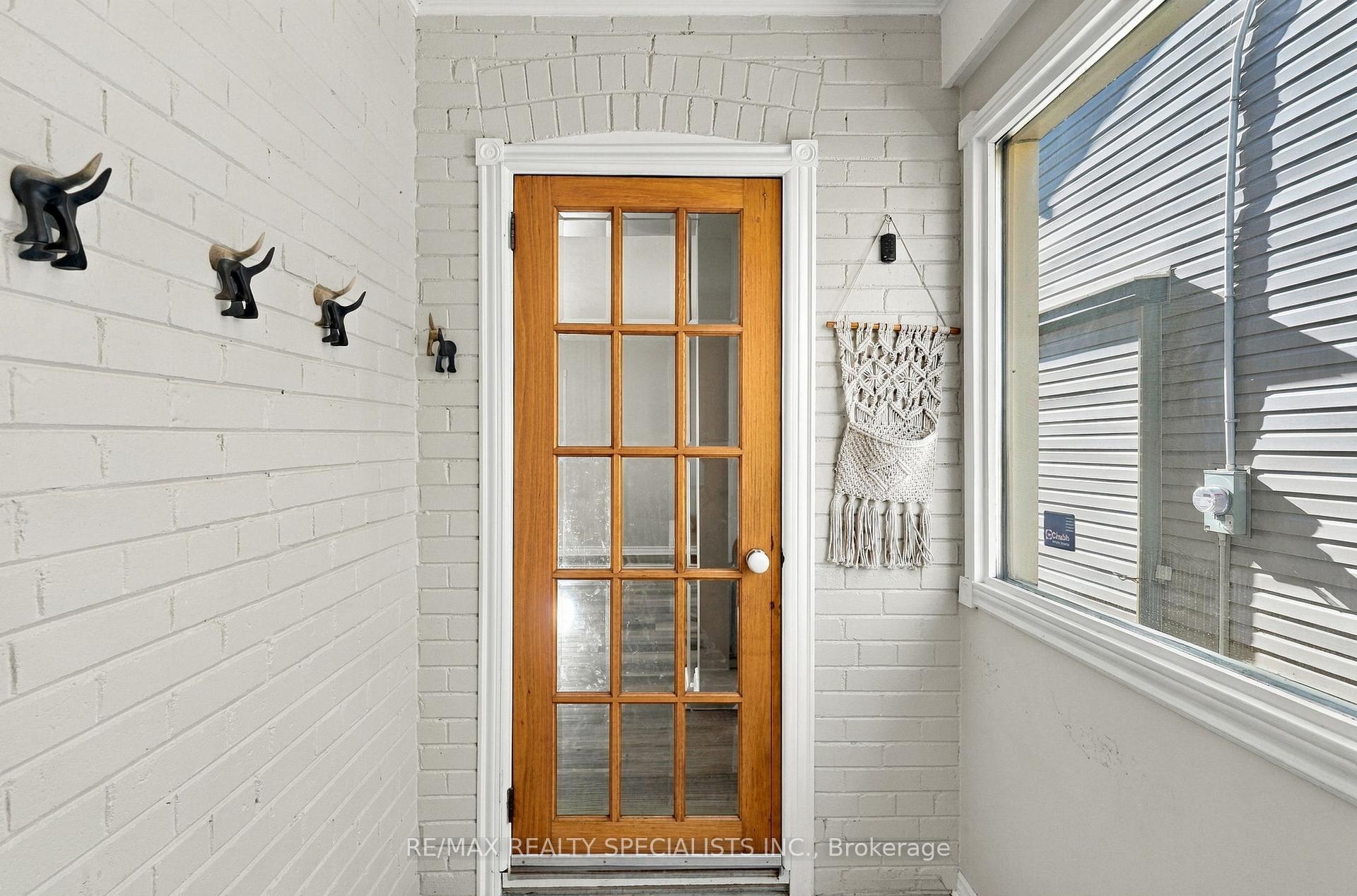 Photo 4 of 141 Lake Crescent, Etobicoke, Mimico — HOMEH