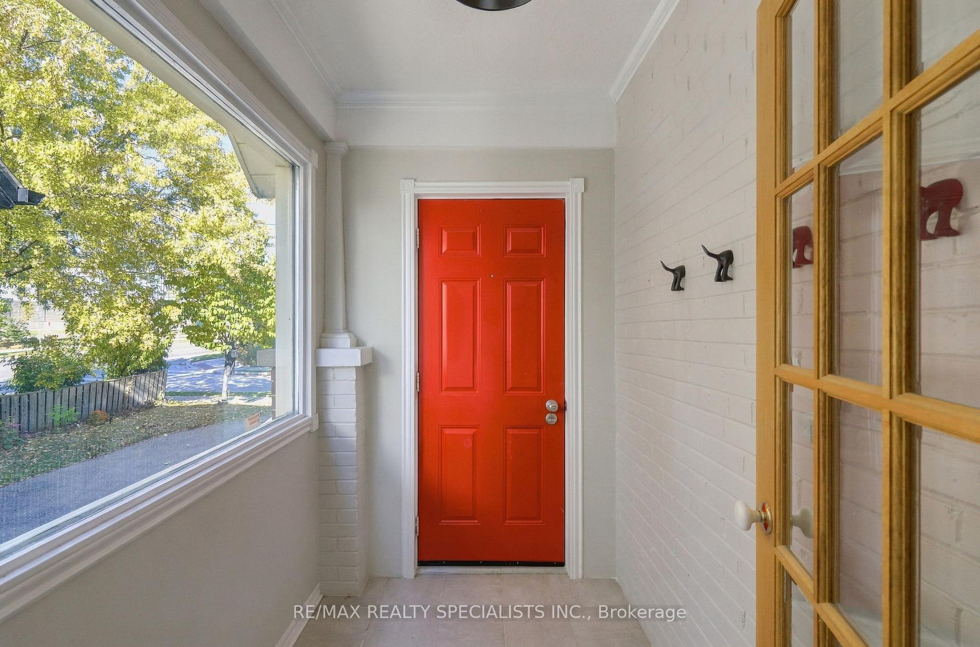Photo 5 of 141 Lake Crescent, Etobicoke, Mimico — HOMEH
