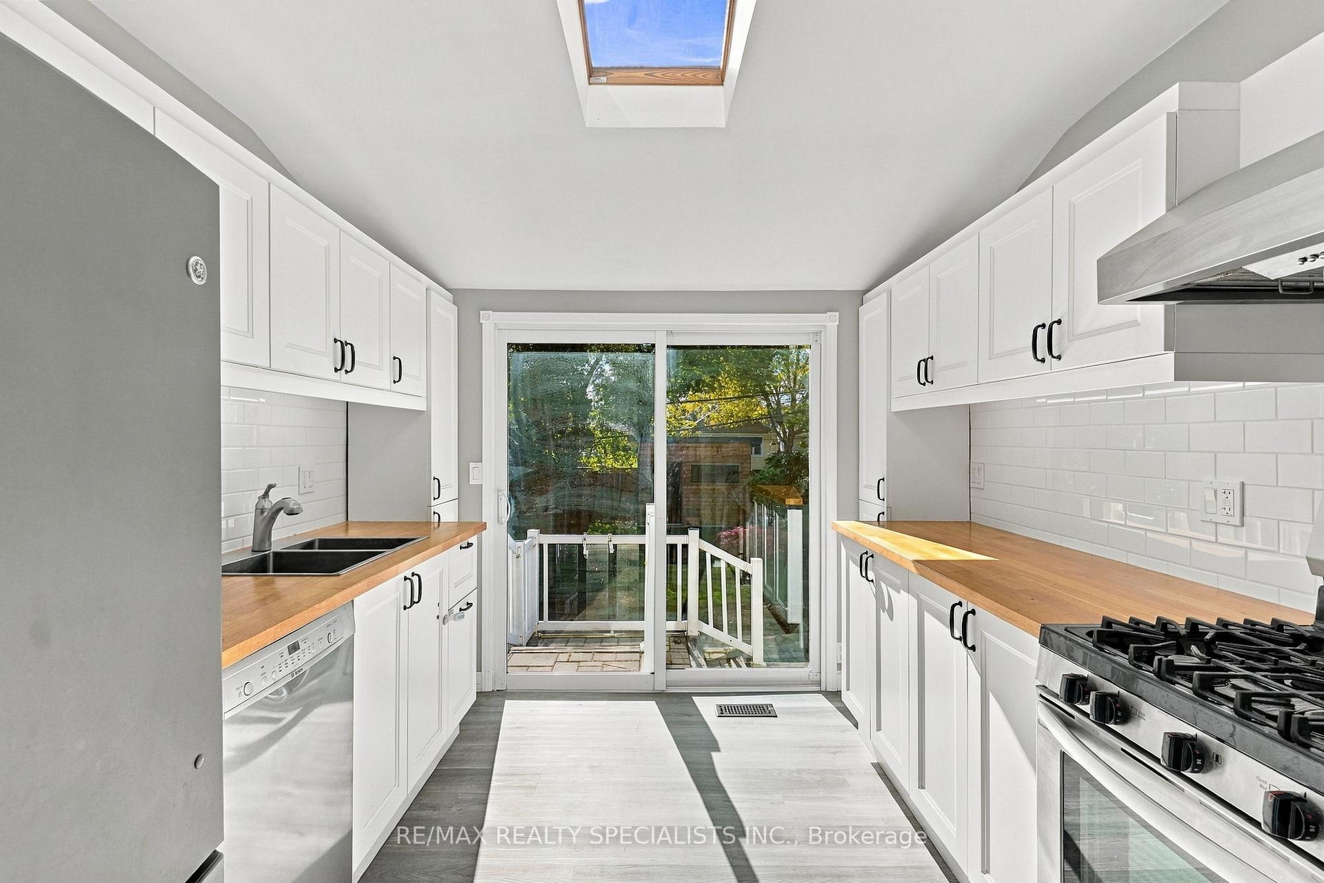 Photo 8 of 141 Lake Crescent, Etobicoke, Mimico — HOMEH